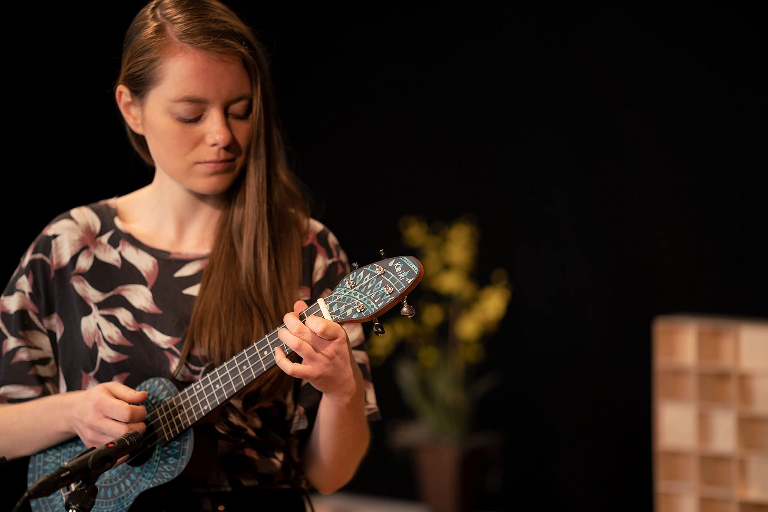 Ortega Guitars Ukelele Soprano azul - Keiki K2 - Kit de inicio incluye afinador, correa, 5 púas medianas y bolsa de dibujo - caleidoscopio azul (K2SS-BKC)