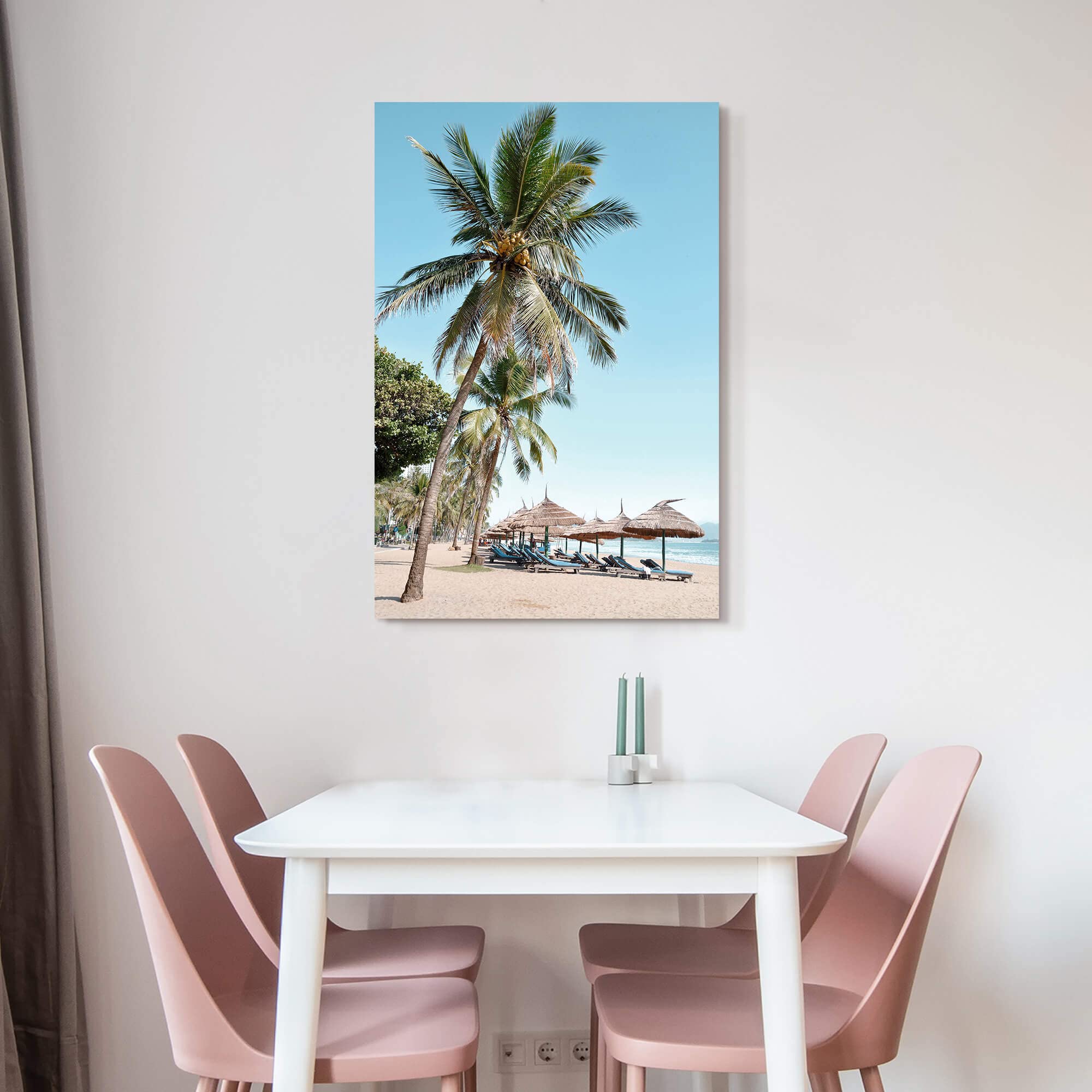 Lienzo de playa para pared: 36 x 24 pulgadas, imagen costera, árboles de coco, sombrillas y sillas, pintura junto al mar, palmera, decoración para sala de estar