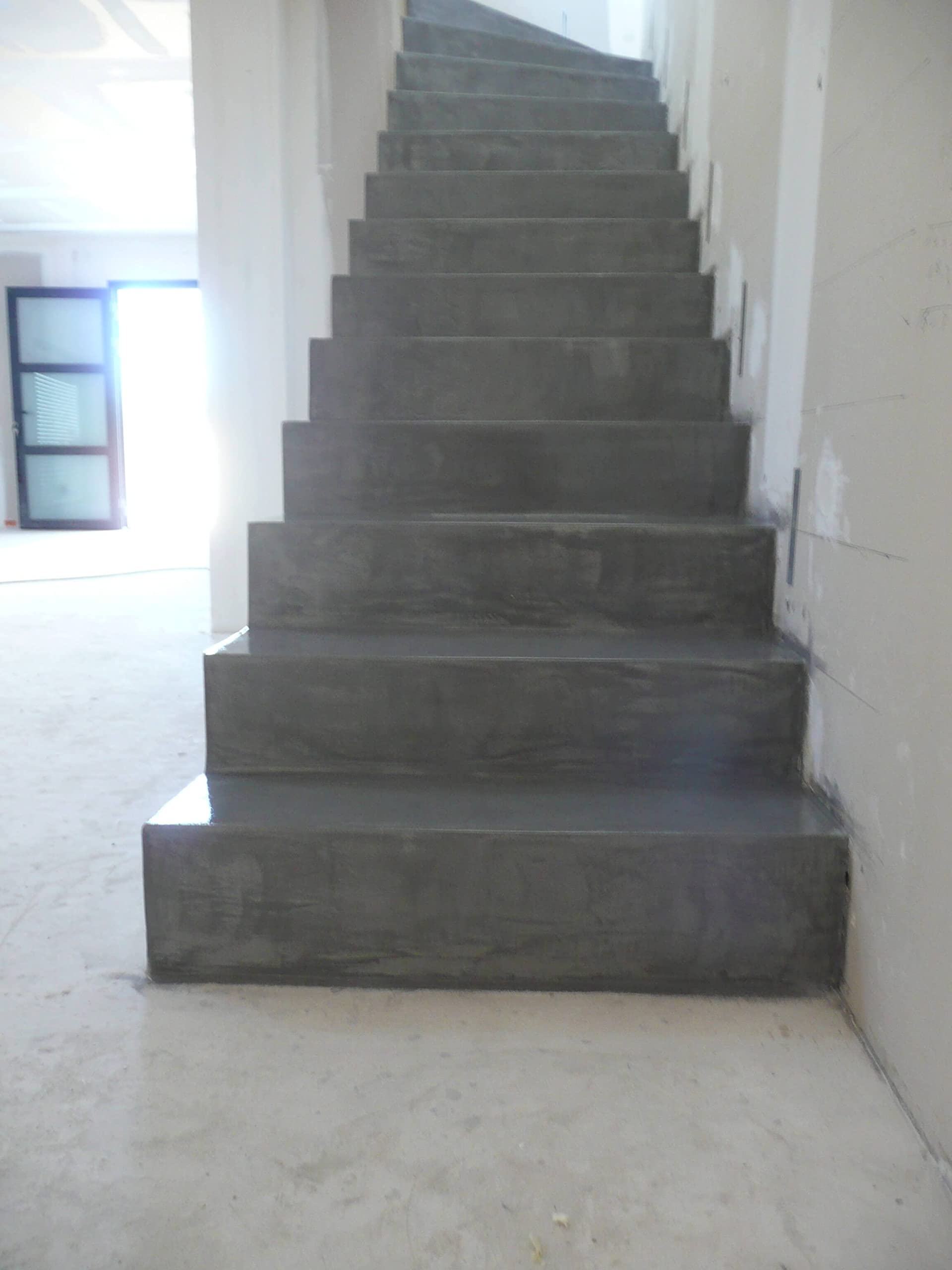Kit béton ciré complet pour escalier sur support béton brut irrégulier et placo - Sable