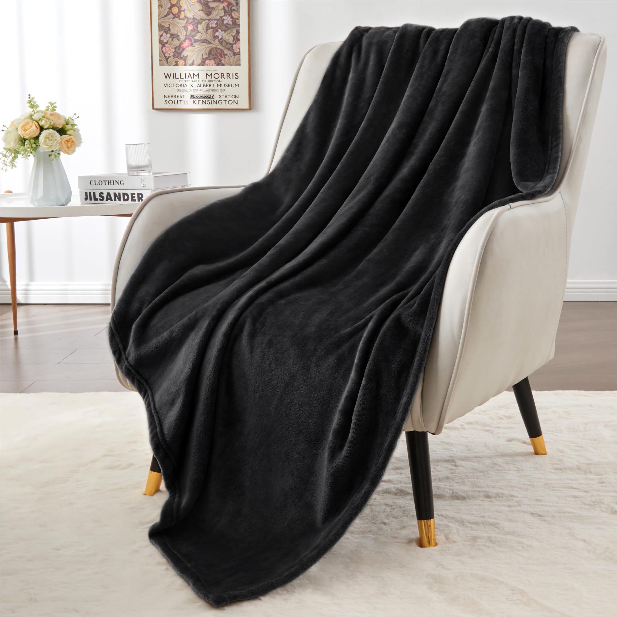 Close-up of the BEDELITE Fleece Blanket's plush, fuzzy texture, showcasing its soft fibres.