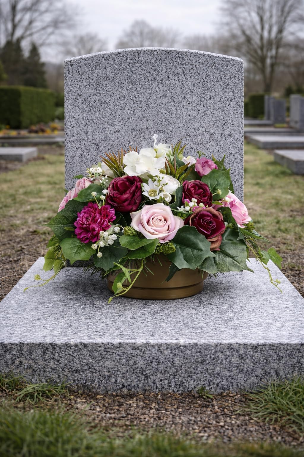 Generisch Grabgesteck künstlich wetterfest 30 cm – Grabgestecke mit Rosen im Topf beschwert – Grabschmuck für Friedhof & Urnengrab – EU Handmade Grabdeko