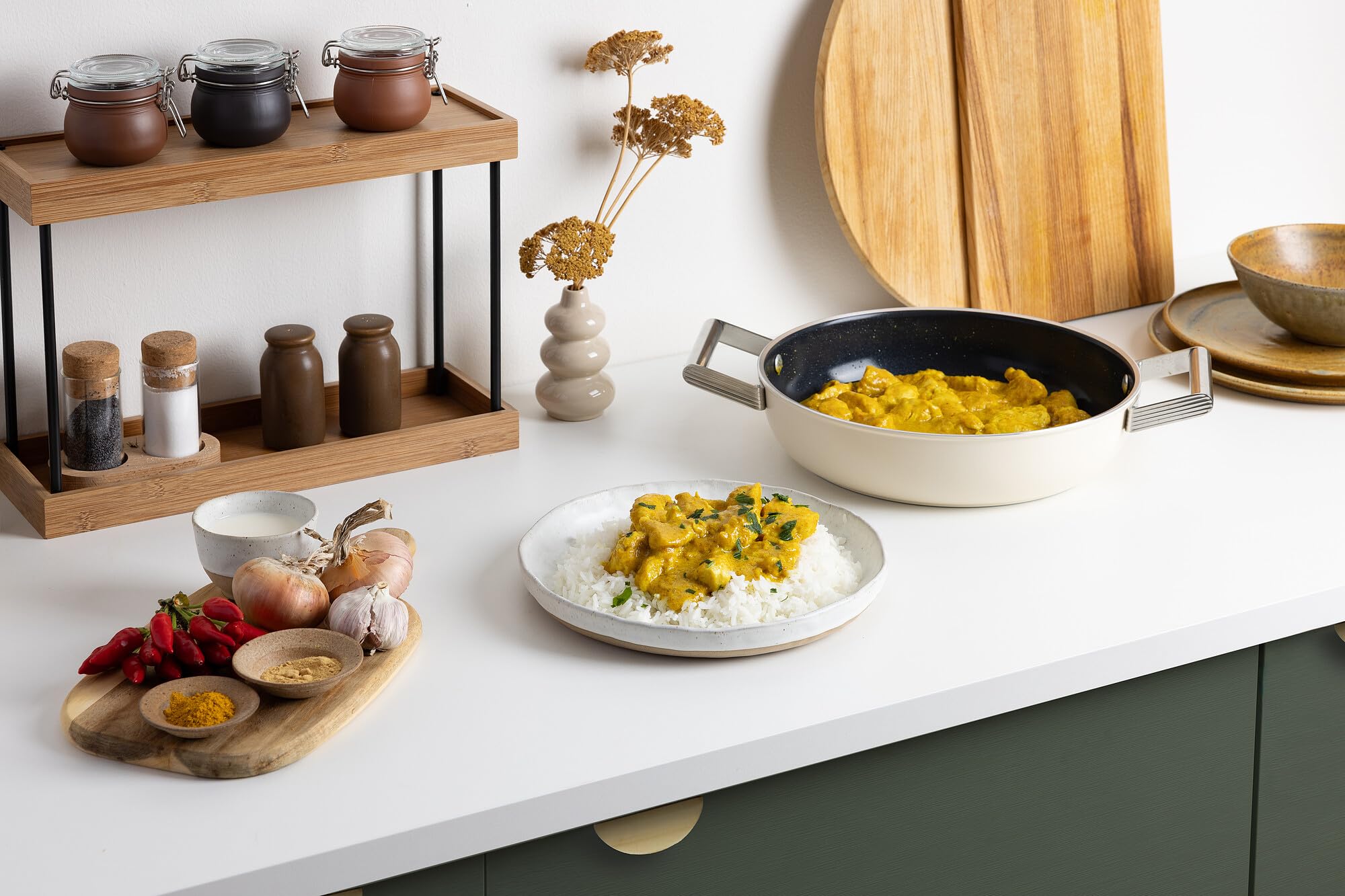 Smeg, Tegame Antiaderente DPF2812CRM, Diametro 28 cm, Rivestimento Ceramico senza PFAS, Maniglie in Acciaio Inox, per Tutti i Piani Cottura, fino a 250° in Forno, Capacità 4,3 L, Panna Opaco