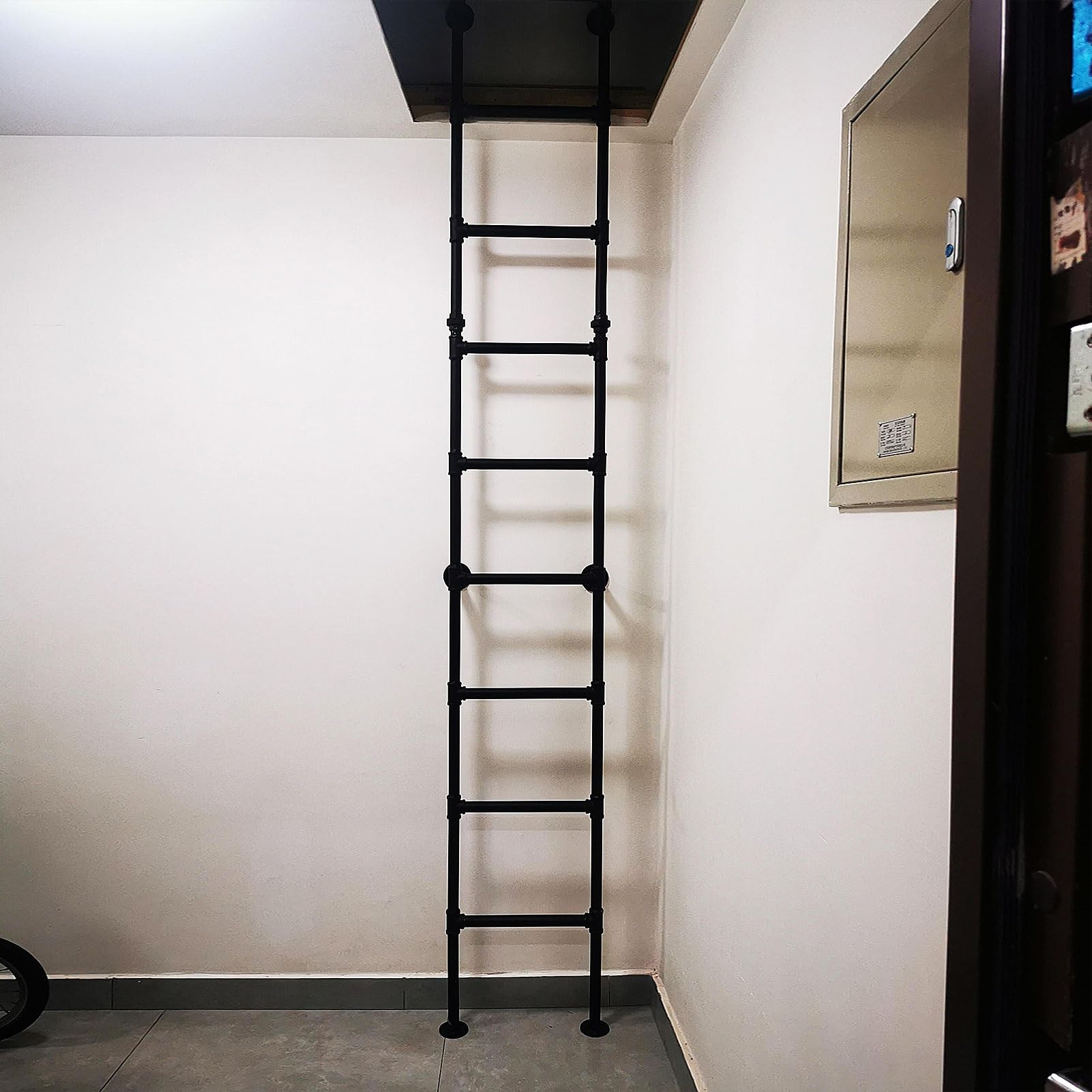 Escalera de metal multifunción de 145 cm, diseño colgante de pared para máxima estabilidad