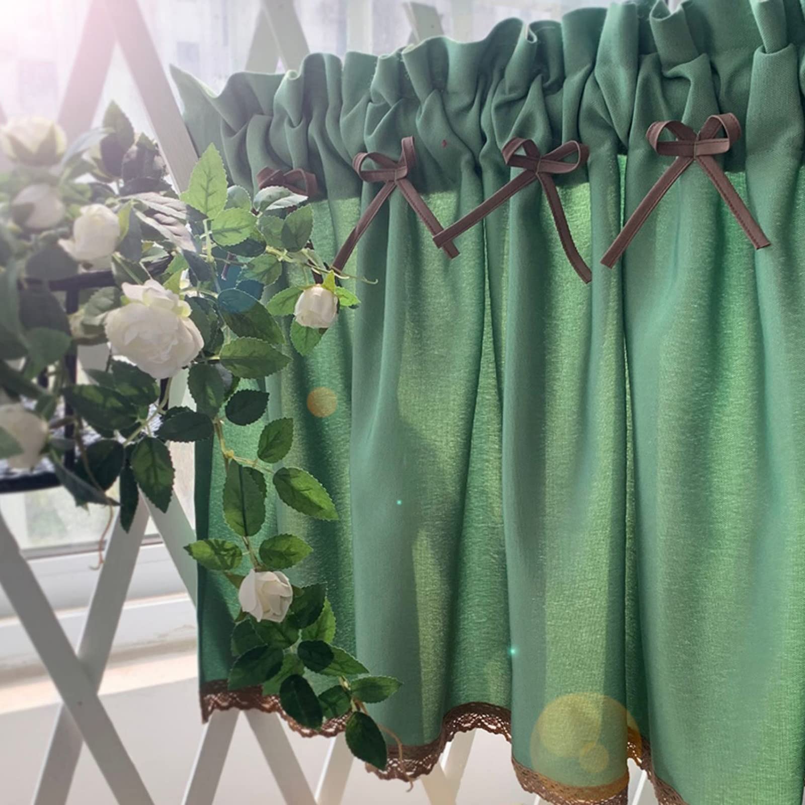 Cenefas para ventanas vintage: dale un toque fresco y acogedor a tu balcón o jardín