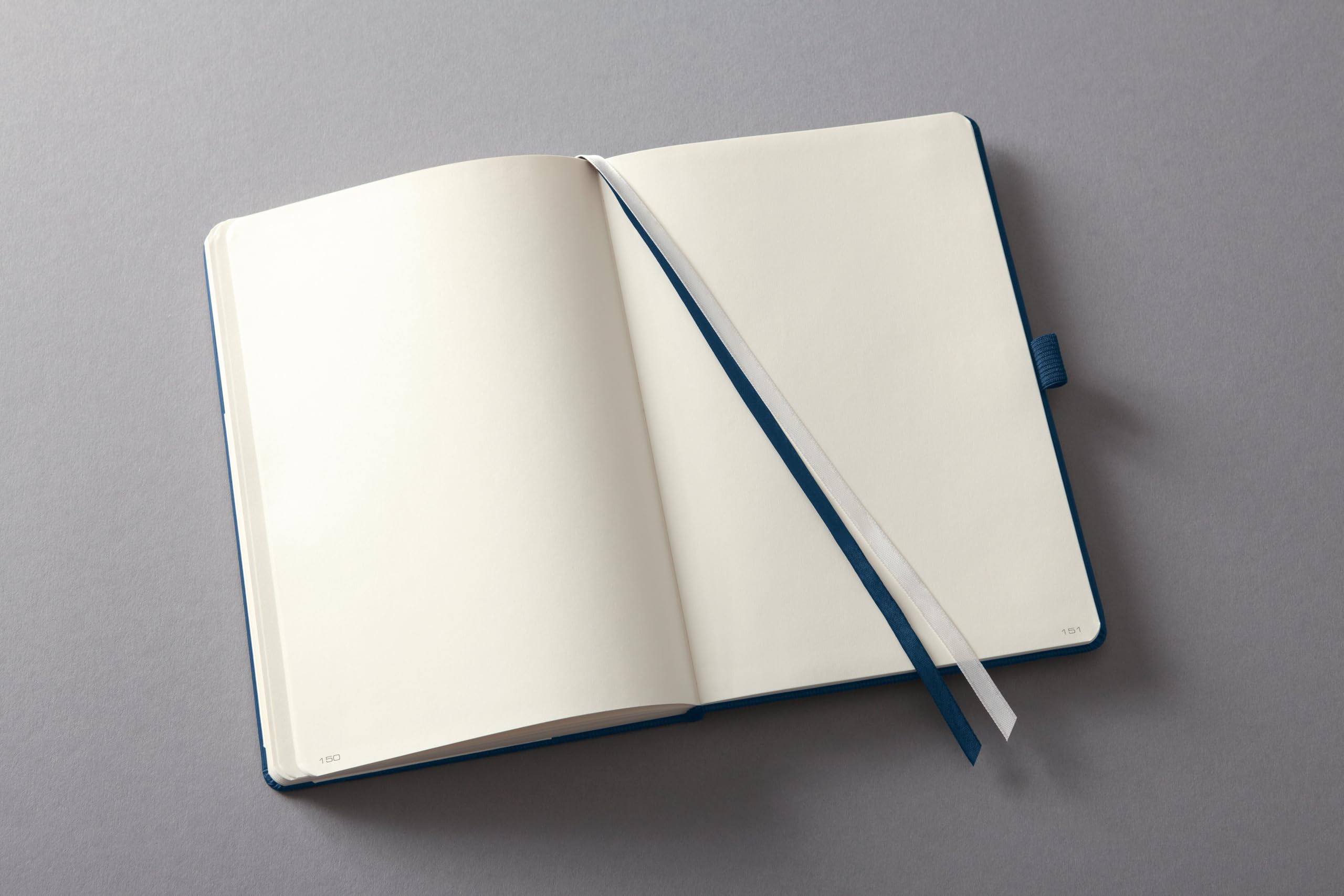 SIGEL CO684 Premium Notizbuch A4 blanko blau, Hardcover, 194 nummerierte Seiten, nachhaltiges Papier, mit Inhaltsverzeichnis, Stiftschlaufe, Falttasche, Gummibandverschluss, Conceptum