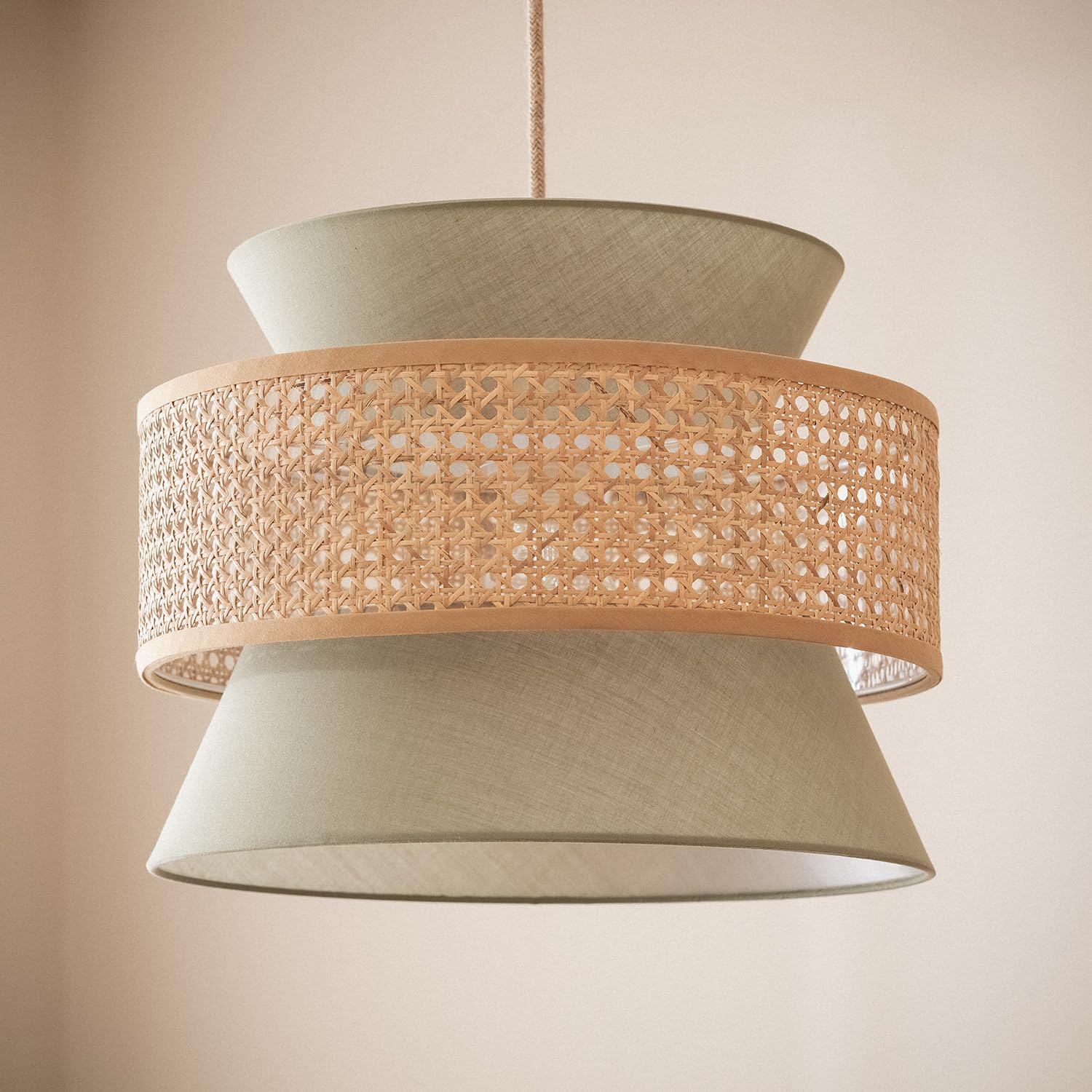 LEDKIA Lámpara Colgante Ratán y Tela Chulu Verde Caqui | Diseño Contemporáneo | Iluminación Interiores | Fácil Instalación | IP20; Verde Caqui