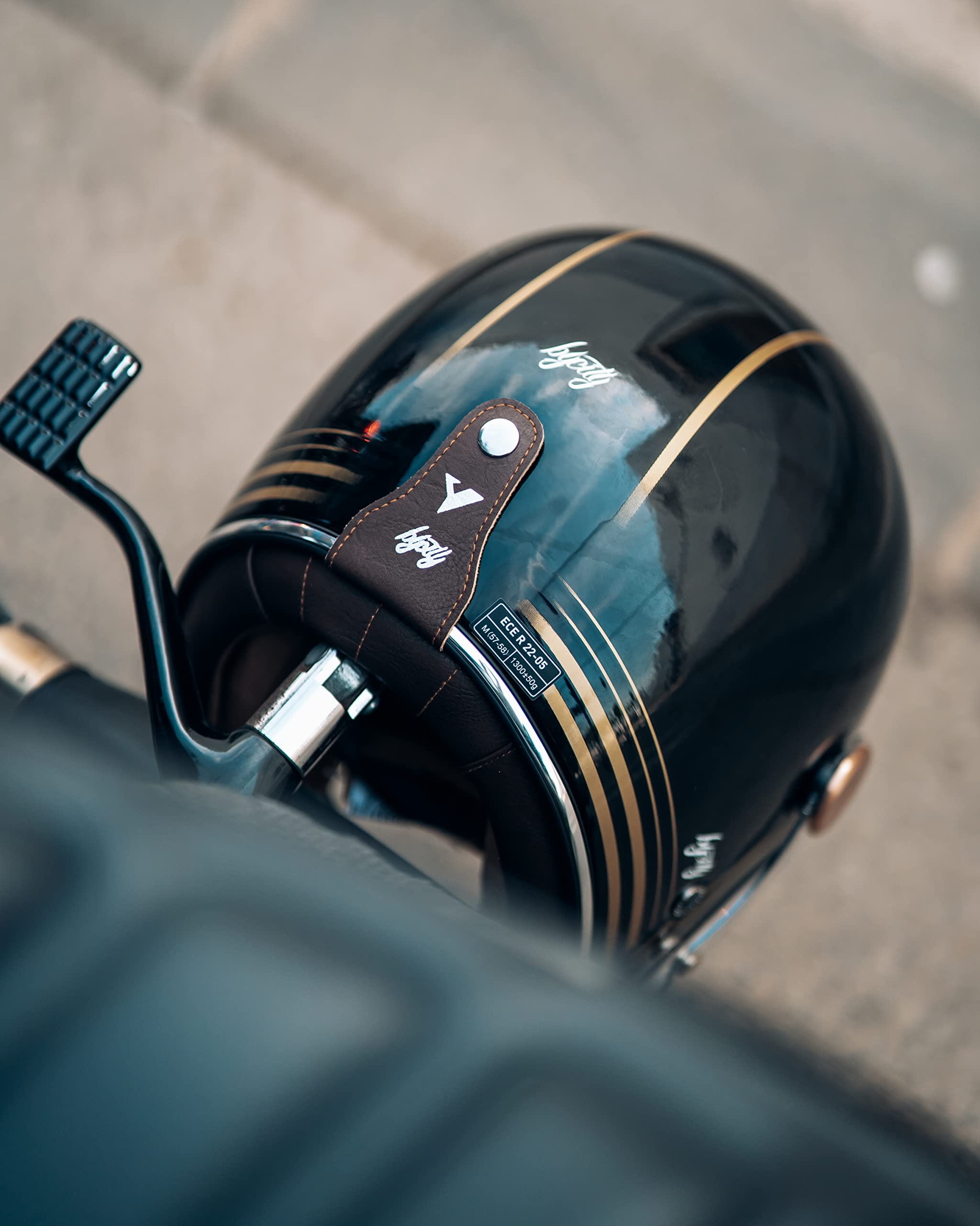 BY CITY | Casco Moto Roadster II Gold Black Unisex | Carcasa o Calotta de Fibra | con Visor Inyectado y Ventilaciones | Interior Desmontable y Lavable | Estilo Clásico o Retro