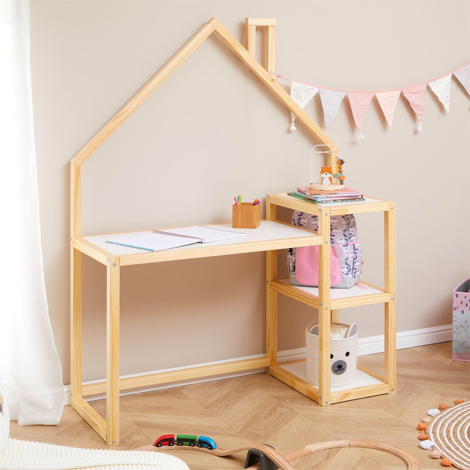 Kinderschreibtisch NIVIA Hausform natur/weiß mit Regal Stauraum gefertigt aus Kiefer Massiv. Stabil langlebig perfekt für Kinderzimmer. Montessori-Möbel ideal für Hausaufgaben oder Bastelarbeiten.