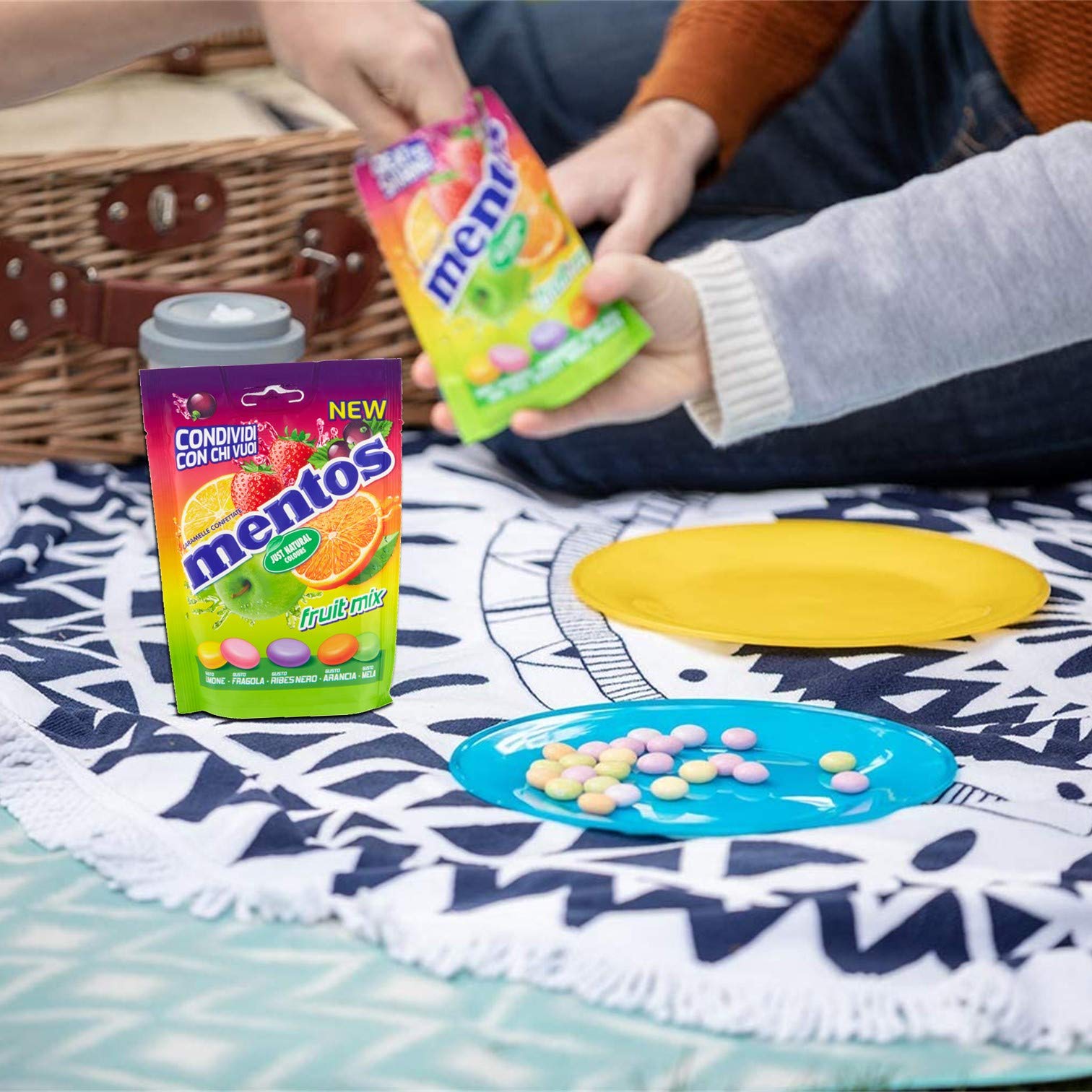 Mentos Fruit Mix, Caramelle Confettate, Gusto Limone, Fragola, Ribes Nero, Arancia, Mela Verde, Confenzione con 7 Buste Richiudibili, Formato Pratico e Comodo da portare Sempre con Te