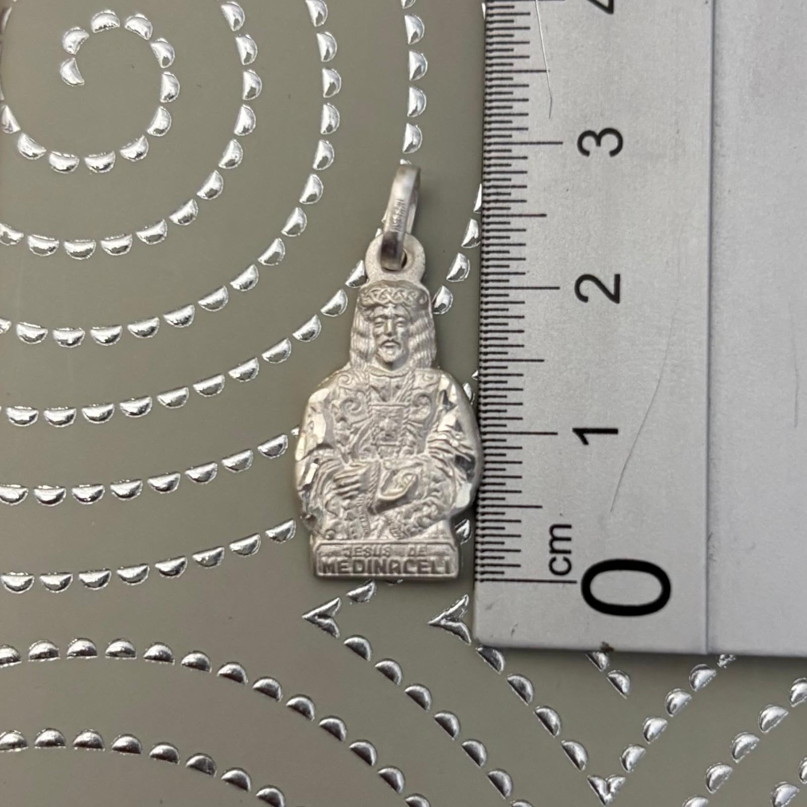 Medalla Silueta Cristo de Medinaceli, Plata de Ley 925, 13x24mm, Diseño Religioso, Acabado Brillante, Compatible con Cadenas y Cordones