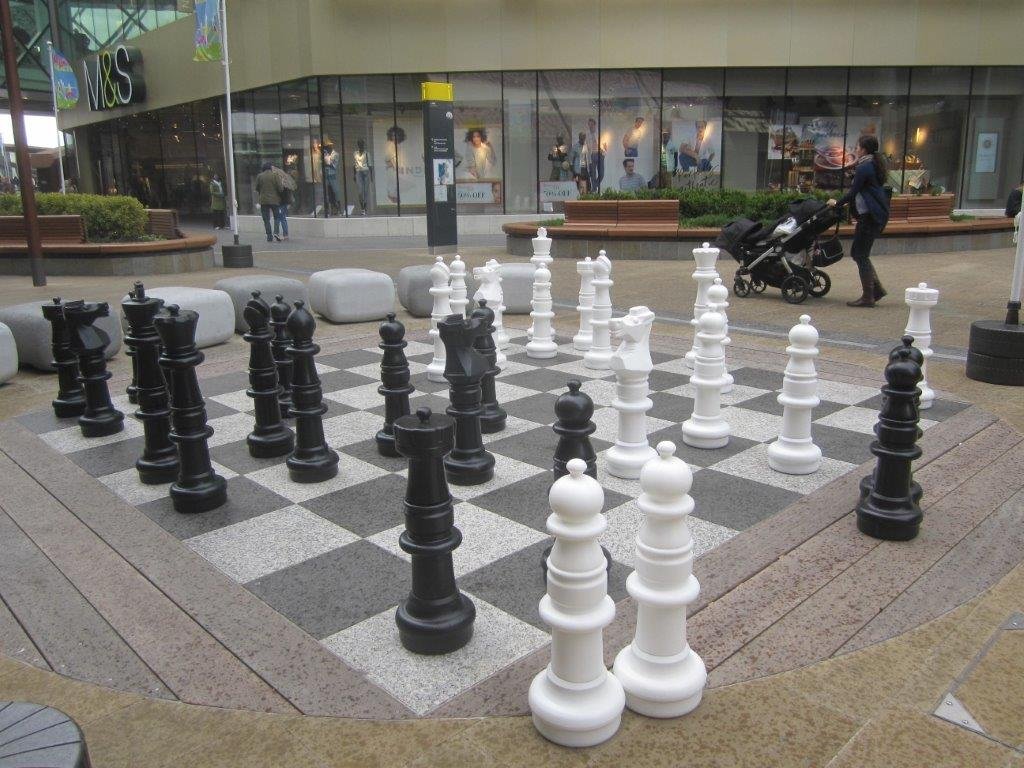 Ubergames Figuras de ajedrez Mega Giga (94 cm) de plástico de alta calidad, resistente a la intemperie, resistente a los rayos UV, figuras de ajedrez de campo abierto, grandes