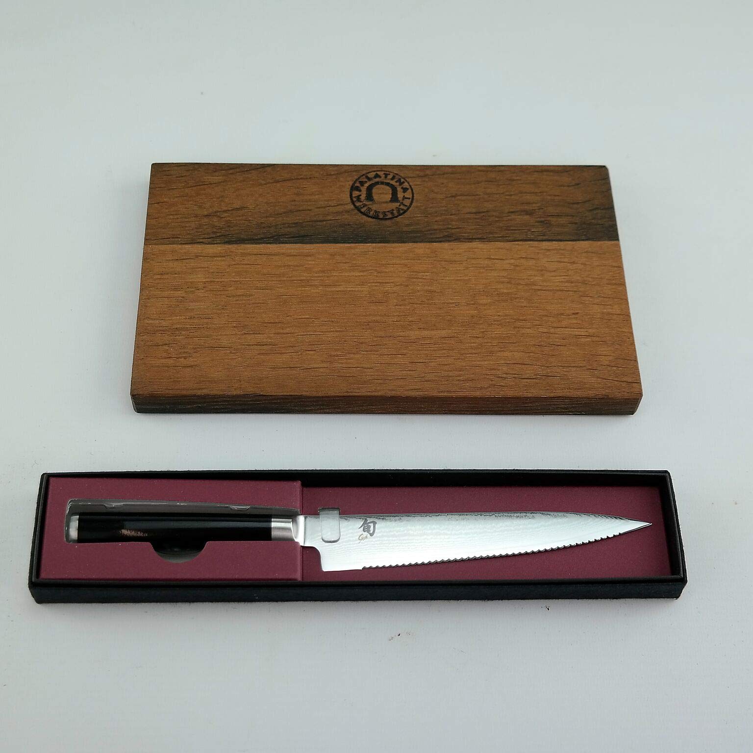 Kai Shun DM-0722 nóż do pomidorów ze szlifem falistym, bardzo ostry nóż ze stali damasceńskiej, ostrze 15 cm + ręcznie wykonana deska z drewna beczkowego (dąb), 25 x 15 cm