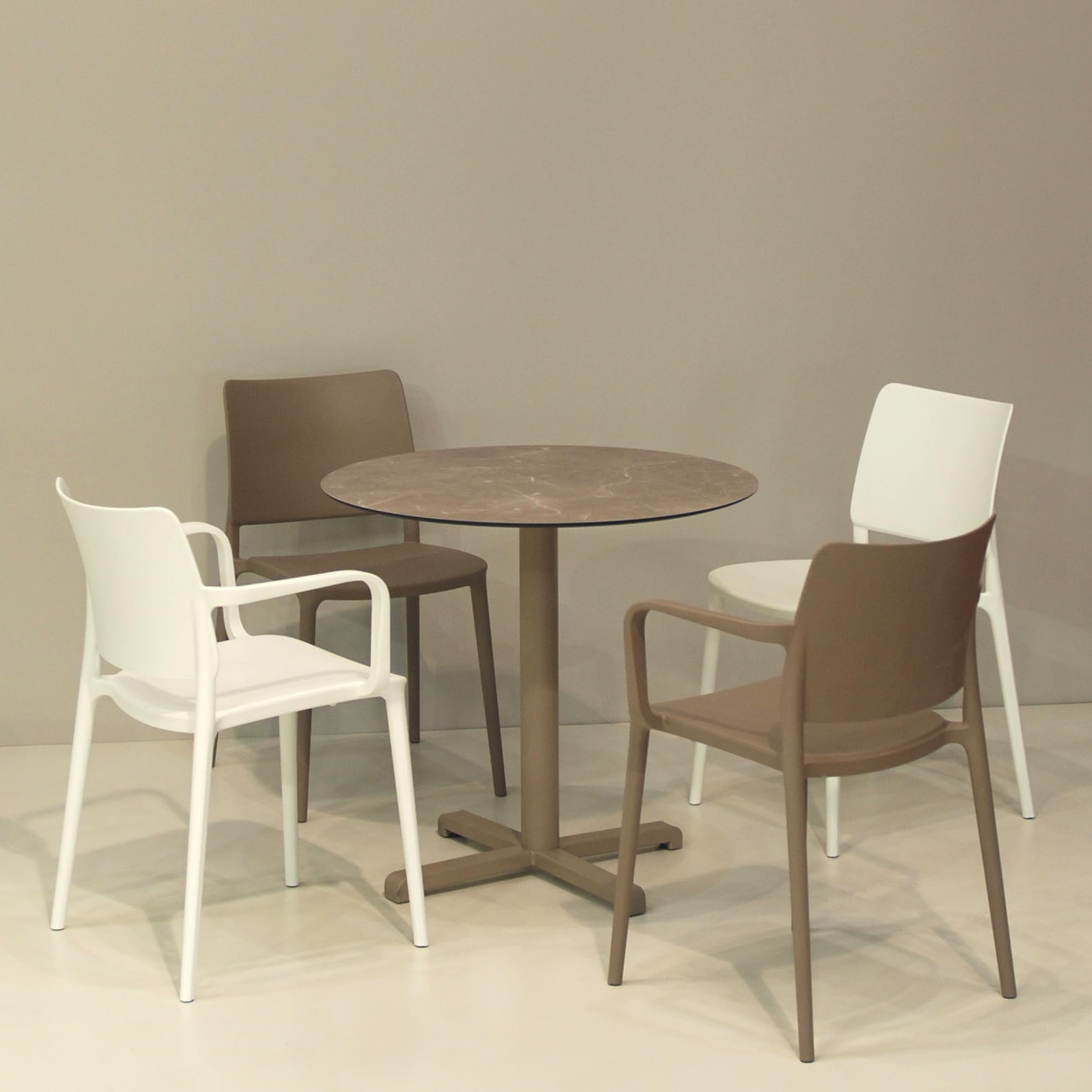 PAPATYA Joy-K Designstuhl mit Einer Belastbarkeit von 200 kg stapelbar, Terassenstuhl aus Kunststoff UV beständig, Leichter Stuhl mit Rückenlehne für Balkonstuhl aus Polypropylen (1, Grau-braun)