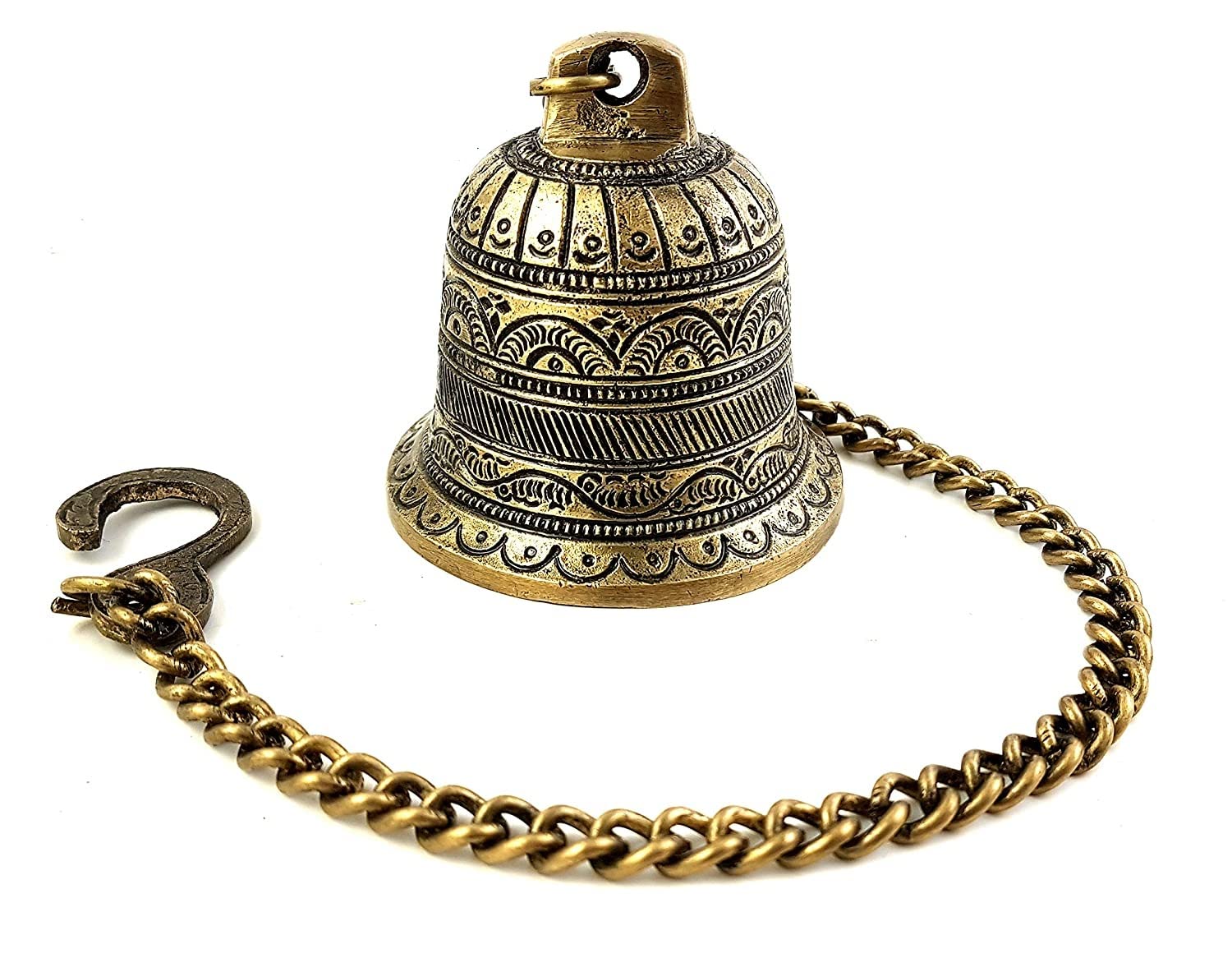 Cloche ethnique en laiton pour rompre la monotonie d'un mur blanc vide