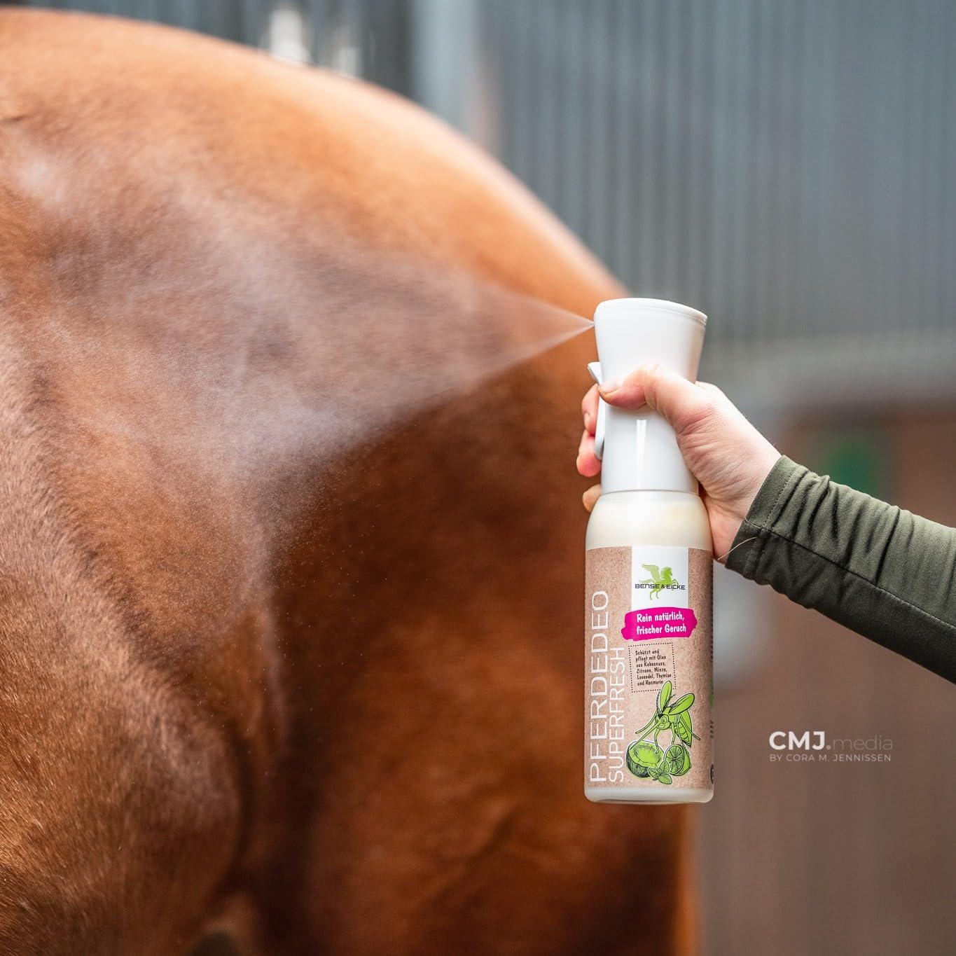 Bense & Eicke PferdeDeo Superfresh 500 ml - Natürliches Pferdedeo Spray für Fellpflege, frischer Duft, pflegende Öle, Keine Flecken Duftnote: Kokosnuss, Zitrone, Minze, Lavendel, Thymian und Rosmarin