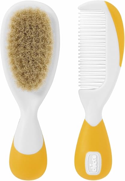 Chicco Ensemble Brosse à Cheveux et Peigne pour Bébé, Brosse à Poils Naturels Doux, Peigne à Bouts Arrondis, Manche Antidérapant, Cadeau de Naissance - Essentiels pour Nouveau-né 0+ Mois, Orange - 3