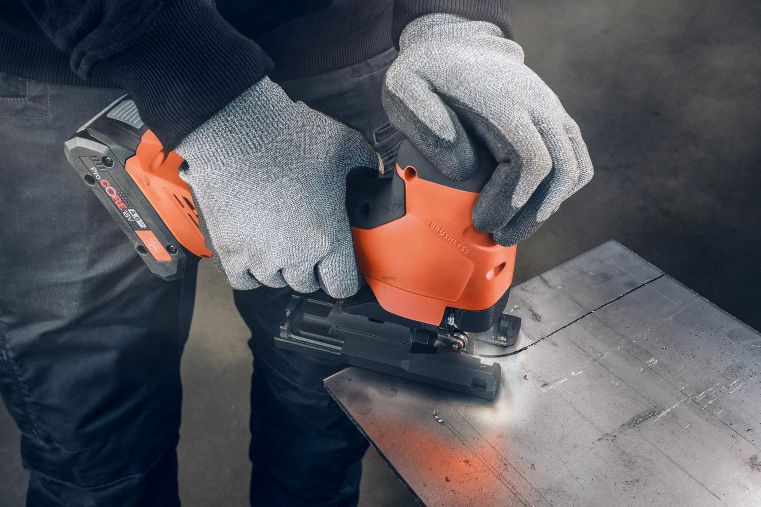 FEIN Scie alternative sans fil pour métal et bois, course de 26 mm F-IRON Jig 26 AS. Scie sauteuse puissante et polyvalente pour des coupes précises et curvilignes. sans batteries ni chargeur