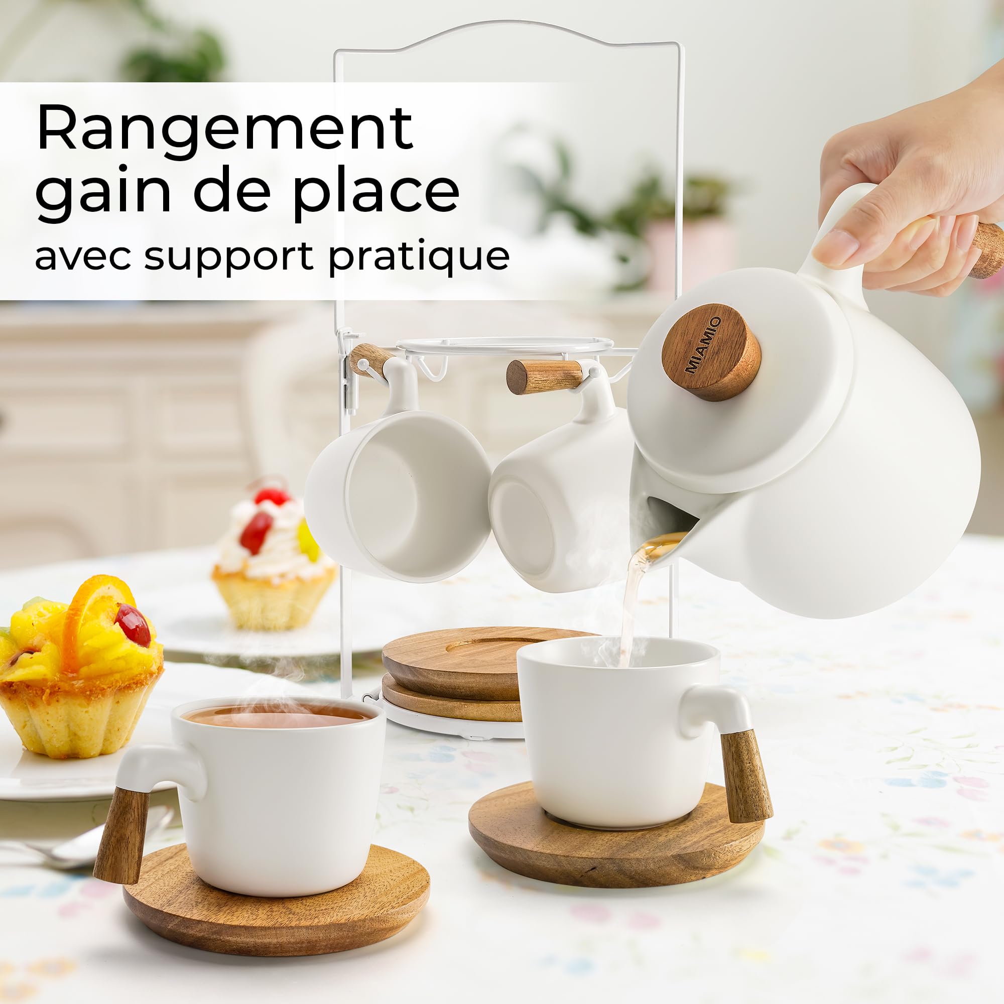 MIAMIO - Théière en céramique de 1000 ml avec infuseur et tasses/passoire à thé, support, 4 tasses à thé en céramique (300 ml), soucoupes en bambou/poignée pour la maison et le bureau (Blanc)