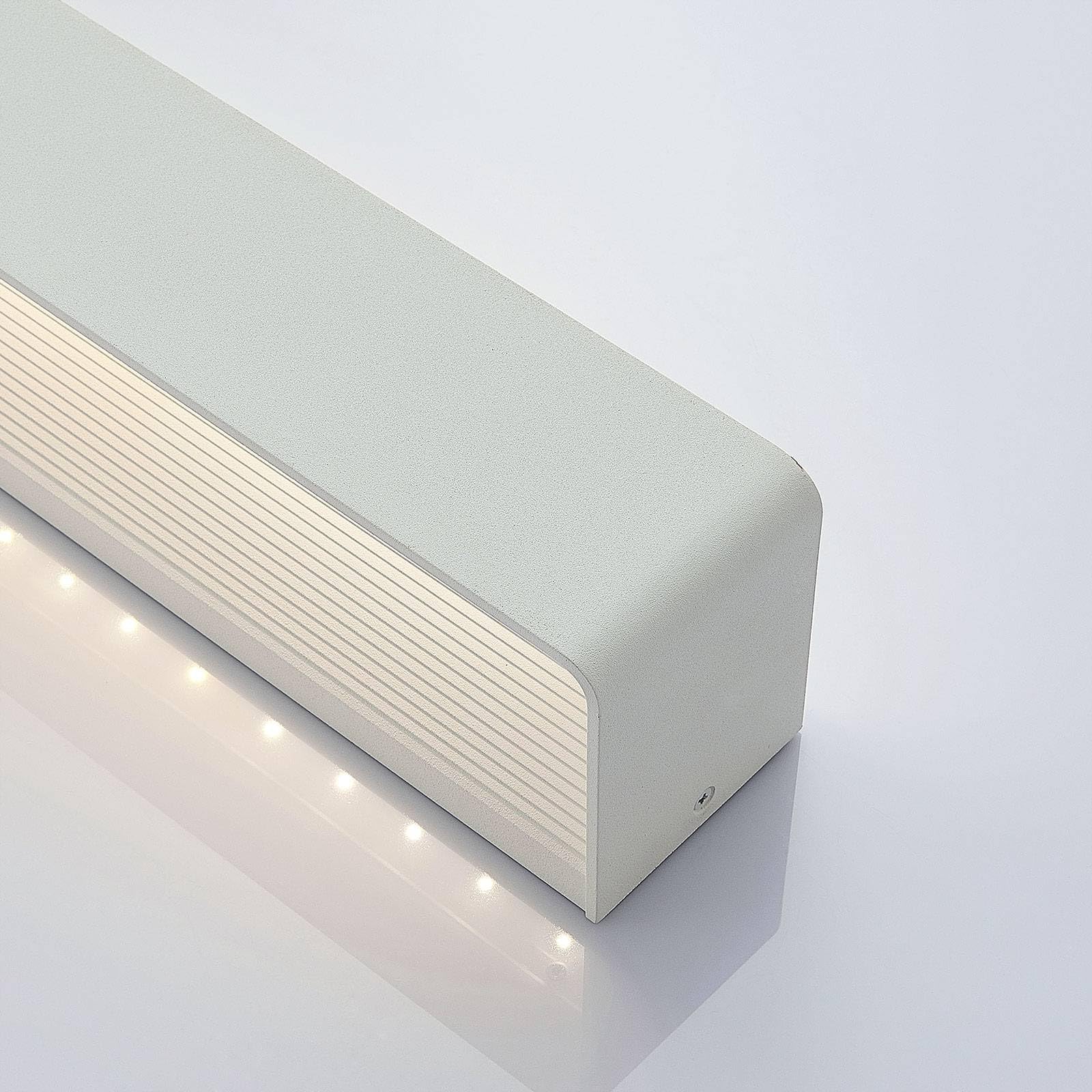 Lindby LED Wandleuchte, Wandlampe Innen Lonisa (Modern) in Weiß aus Metall (1 flammig) - Wandstrahler Wandbeleuchtung Schlafzimmer/Wohnzimmer Licht nach oben & unten Wohnzimmerleuchte