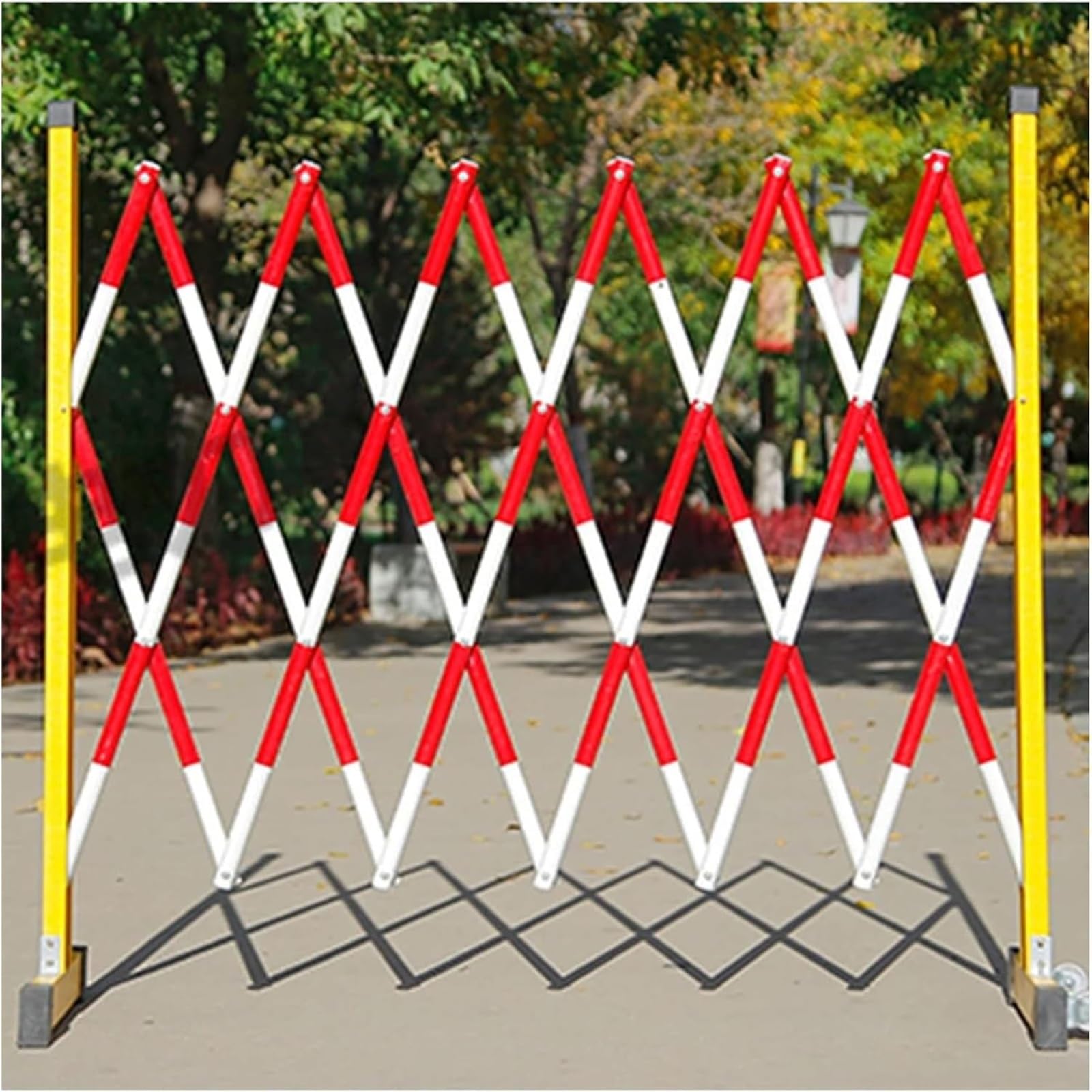 Barrière extensible à roulettes pour bloquer les accès interdits en zone publique