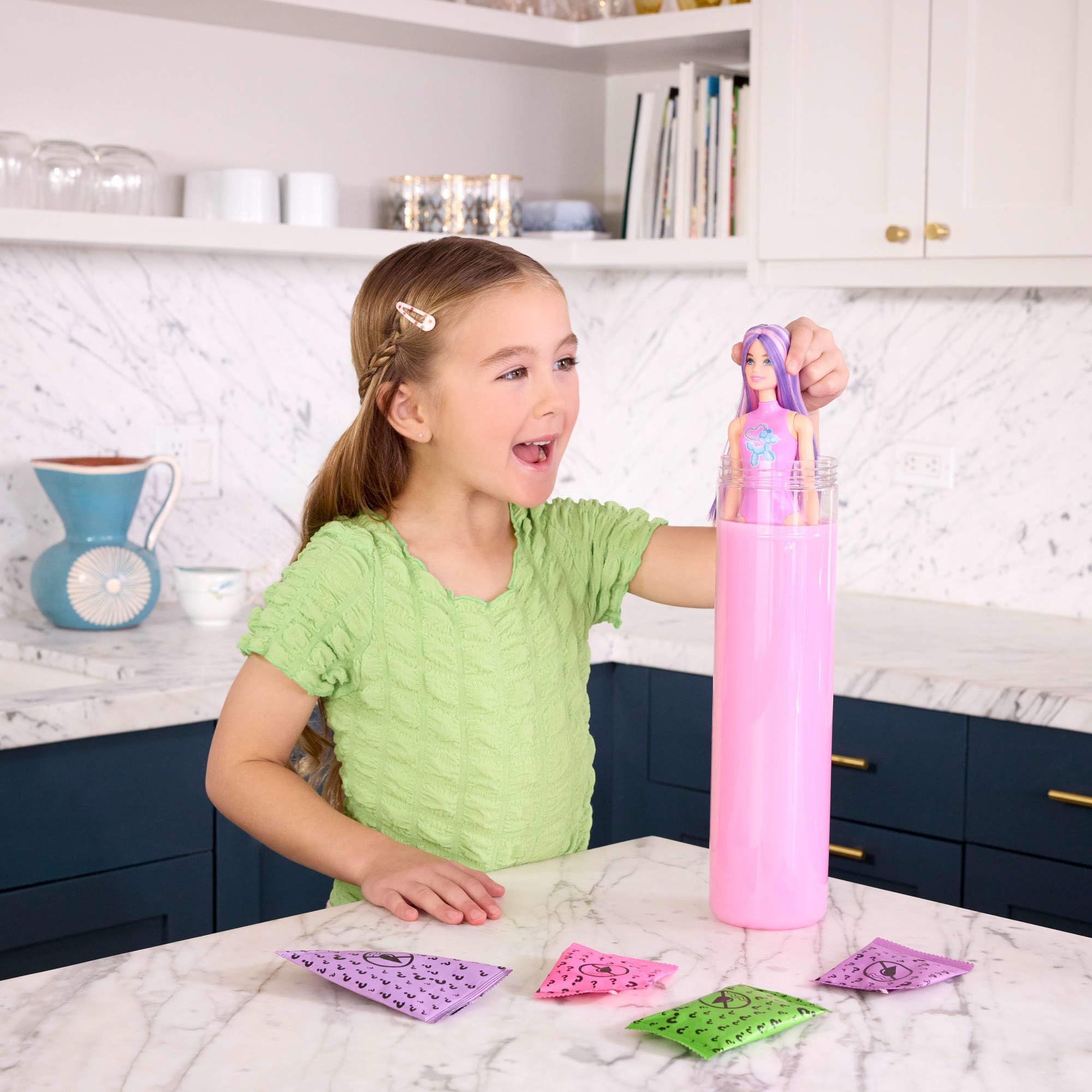 Barbie - Color Reveal Serie Baloon Animals, Bambola Effetto Cambia Colore, con 6 Accessori a sopresa e Un Mini Palloncino a Forma di Animale Inclusi, Giocattolo per Bambini, 3+ Anni, JFV58