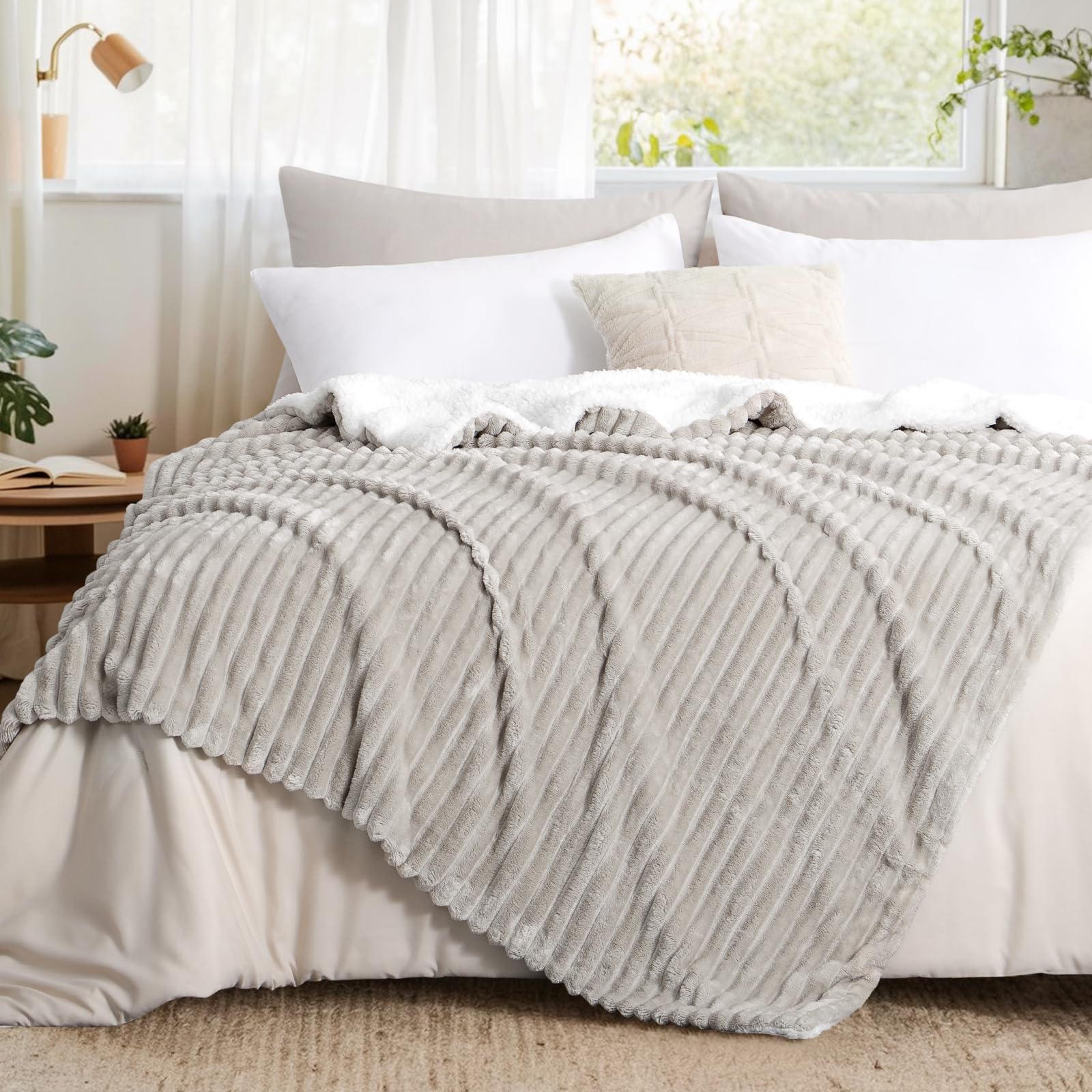 Aisbo Manta Cama Invierno para Cama 90/135, Sherpa Franela Reversible Polar con Cordón para Sofá, Borreguito Gruesa, Suave, Caliente, Sillón, Transpirable para Invierno (Beige, 150 x 200 cm)