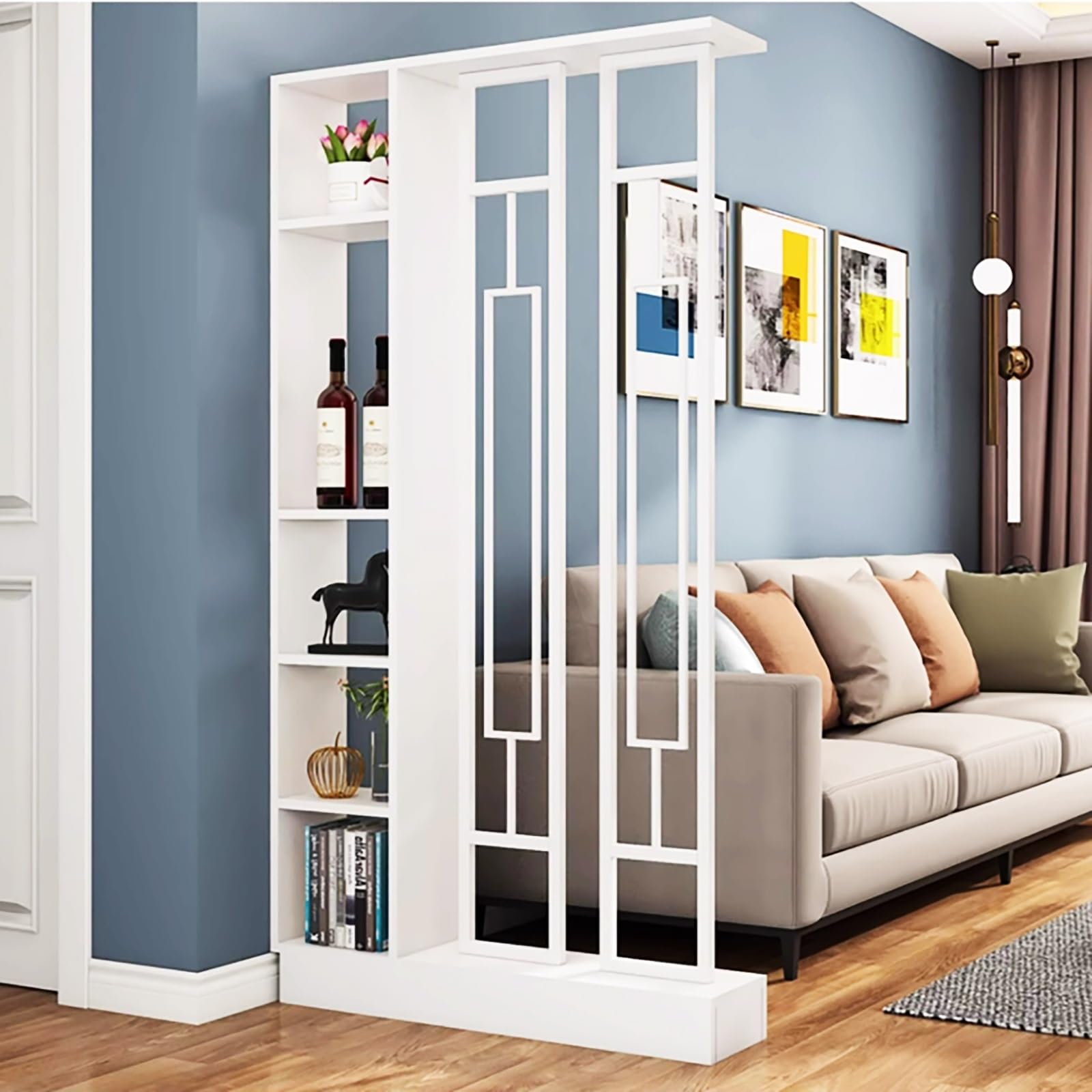 Décoration moderne de maison avec claustra en bois et étagères suspendues