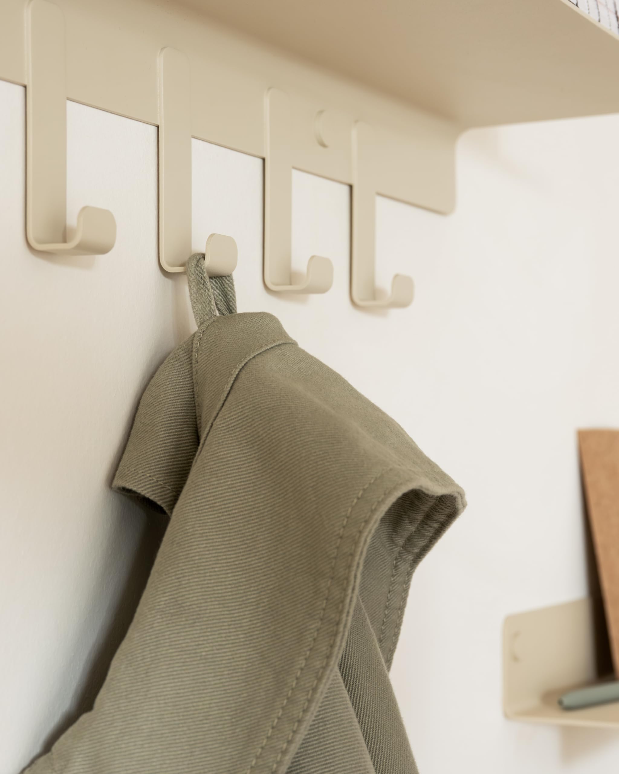 Kazai. Porte manteau mural 'Holmsen' | Crochet mural avec étagère design moderne | Patère murale en métal | Porte-manteau pour entrée | Sable Taupe