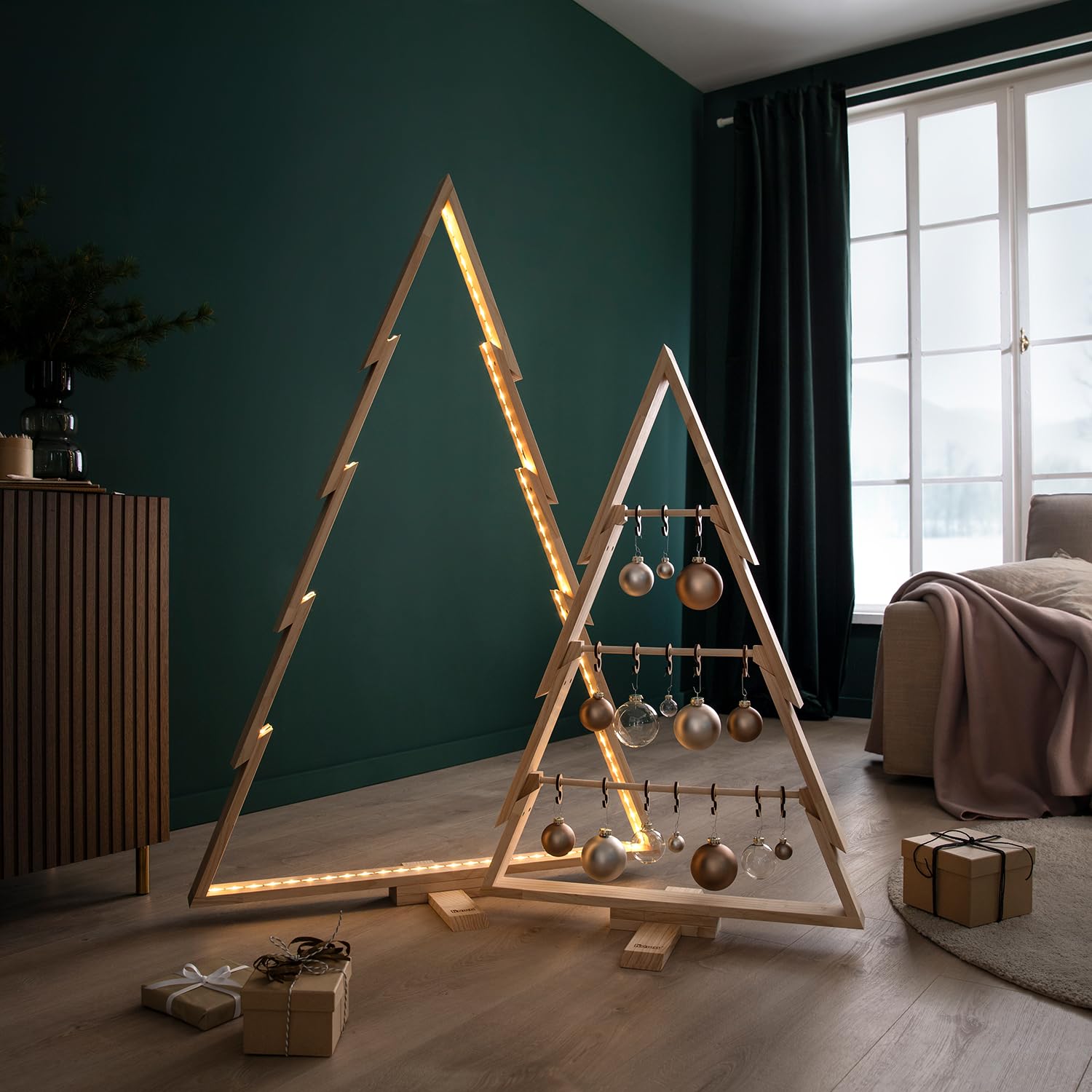 howa Deko Weihnachtsbaum XXL aus Holz mit Adventskalender 134cm hoch 8808 | XXL Deko Baum für Weihnachten mit Weihnachtskalender mit 24 Stoffsäckchen zum Befüllen und Holzzahlen, vielseitig dekorierbar