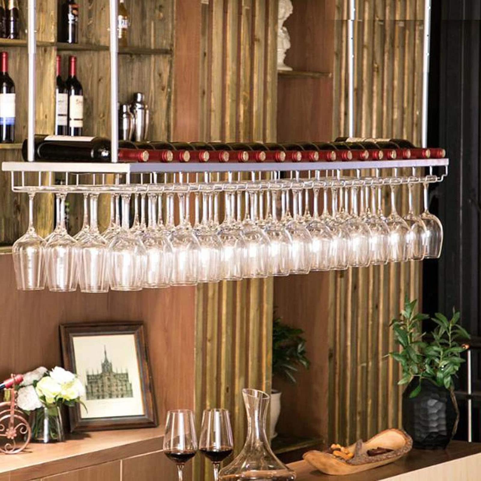 Porte-bouteilles et porte-verres suspendu pour un bar de salon élégant