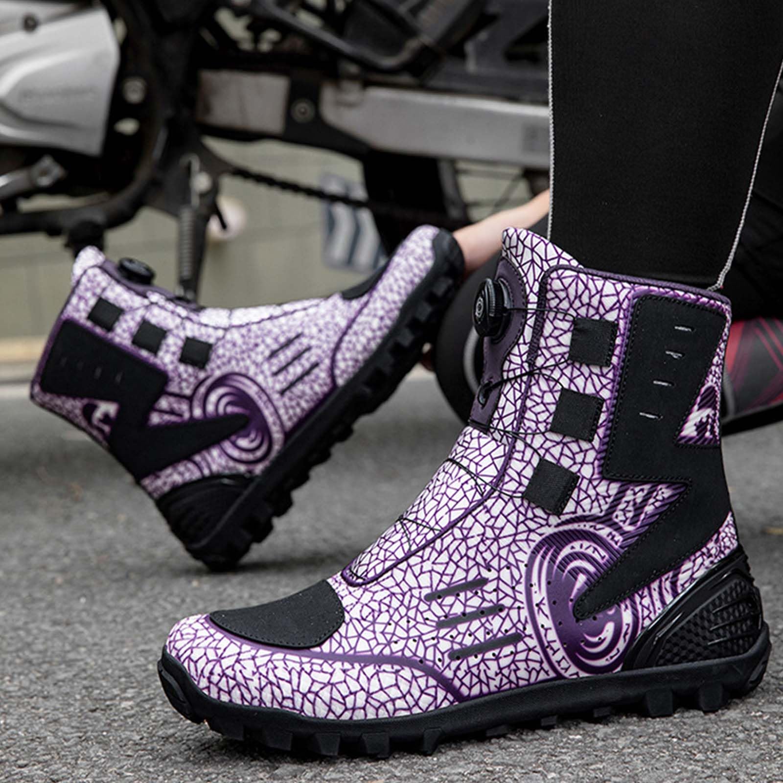 Botas Moto Hombre Mujer Impermeables Zapatos de Motocicleta Transpirables con Soporte el Tobillo, Suela Antideslizante, Almohadilla de Cambio