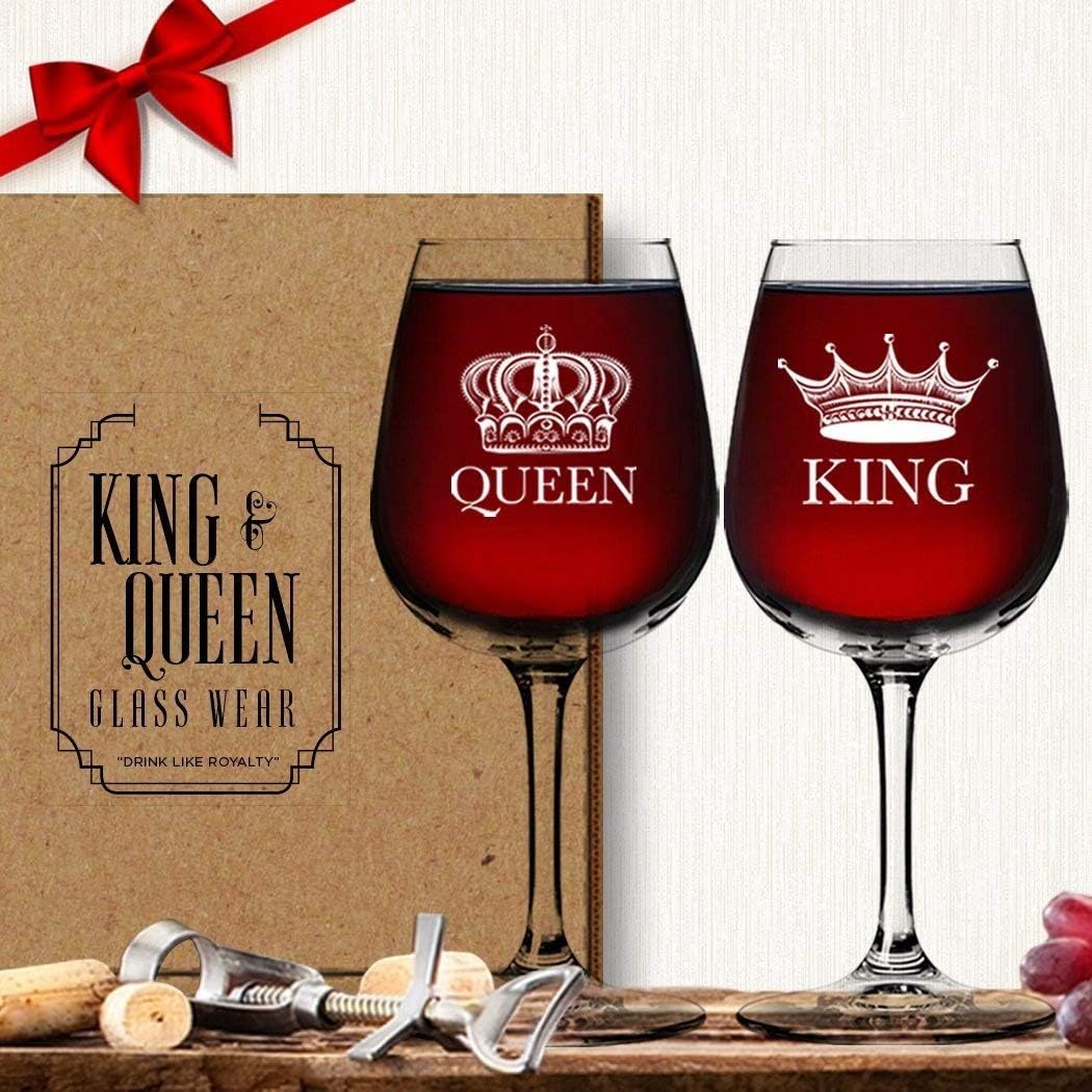 King Queen Wine Glass Set (2 Pack) - Couples Newlyweds Wedding Gift - For Anniversary Engagement Housewarming Birthday Bridal Wife Girlfriend Husband - Fun Novelty Vino Drinkware Glassware