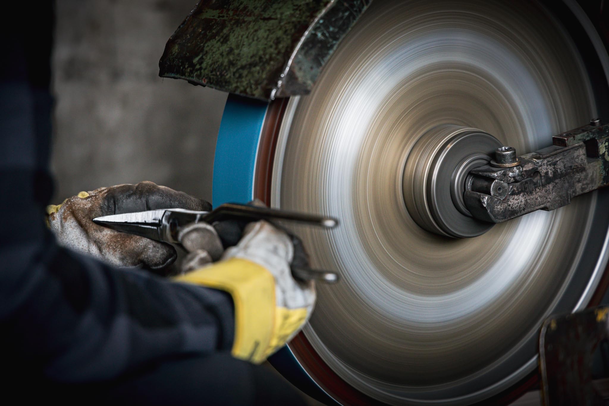 STUBAI Spengler Falzzange 45° gebogen Spezialform 100 mm | Einstecktiefe 65 mm | Gewicht 1150 g | Für präzises Umlegen und Schließen von Falzen | Profi-Spenglerwerkzeug Made in Austria