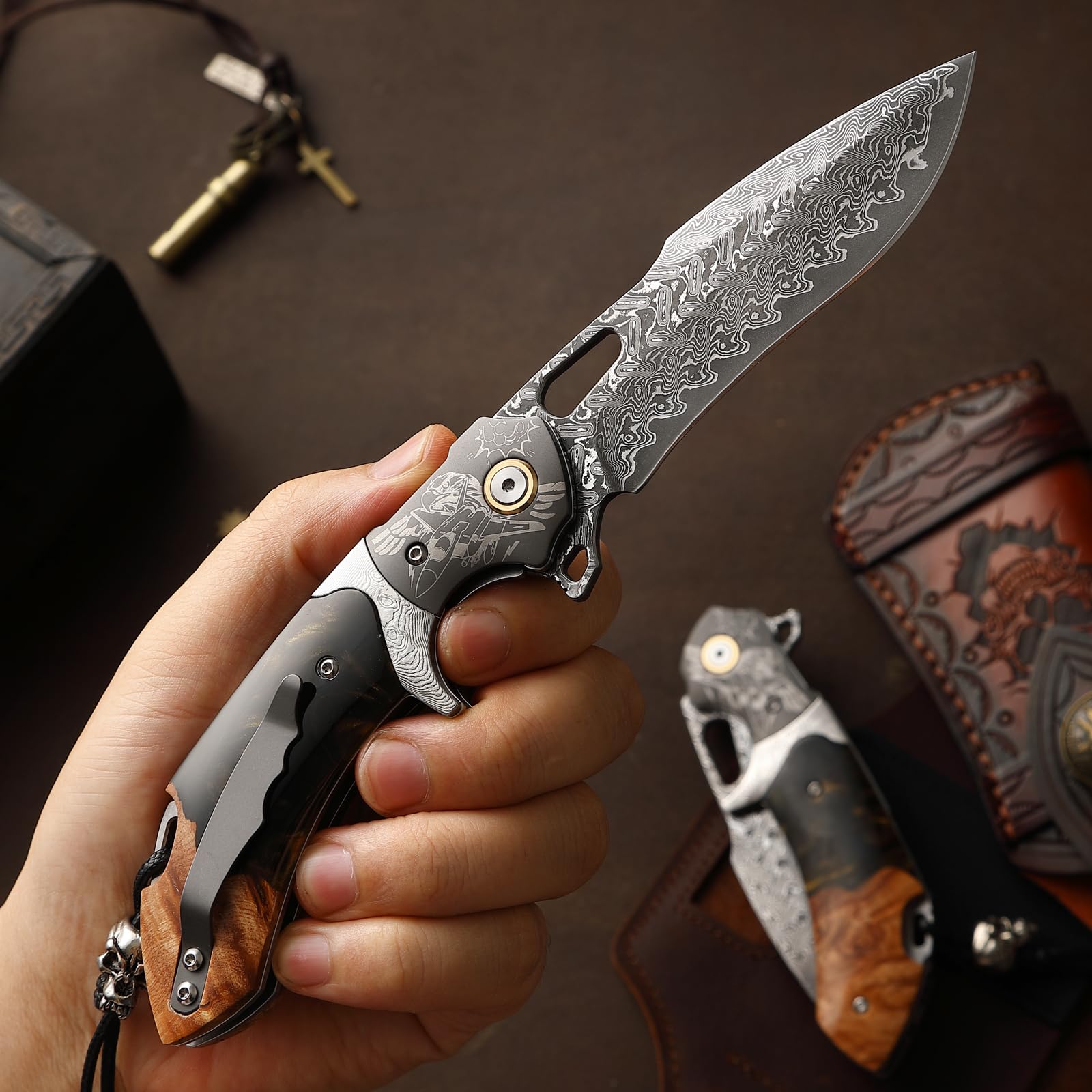 Handgefertigtes Klappmesser aus Damaszenerstahl, Taschenmesser für Herren, mit Lederscheide und Gürtelclip, Griff aus Ahorn mit Harzbeschichtung, ideal für Outdoor-Aktivitäten wie Wandern und Camping
