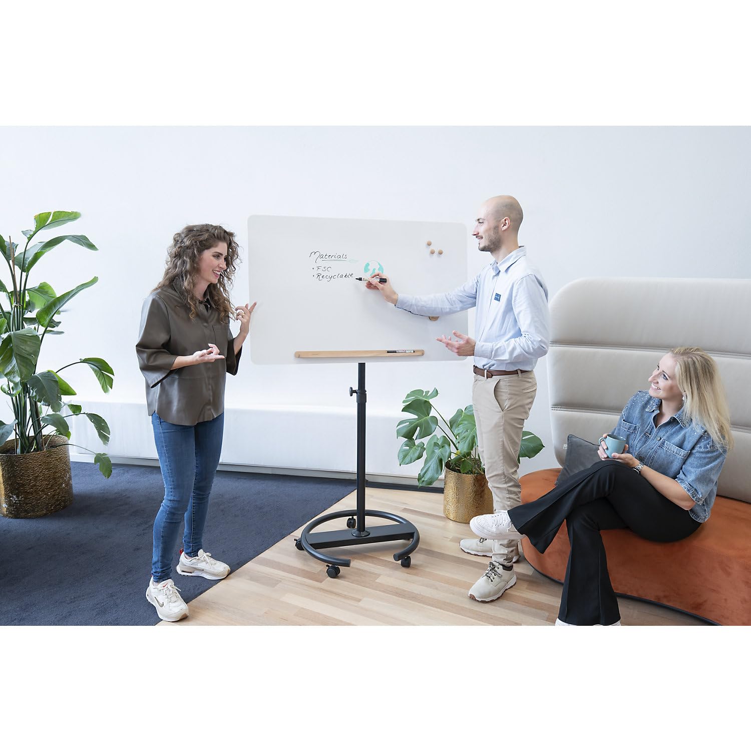 Legamaster SKETCH INFINITE Flipchart – weiß – mobiler Rundfuß – 2in1 Whiteboard & Papiertafel – rahmenlos, magnetisch – Präsentationstafel für Büro, Meetings und Workshops | Stahl, emailliert, Rundfuß mit Rollen