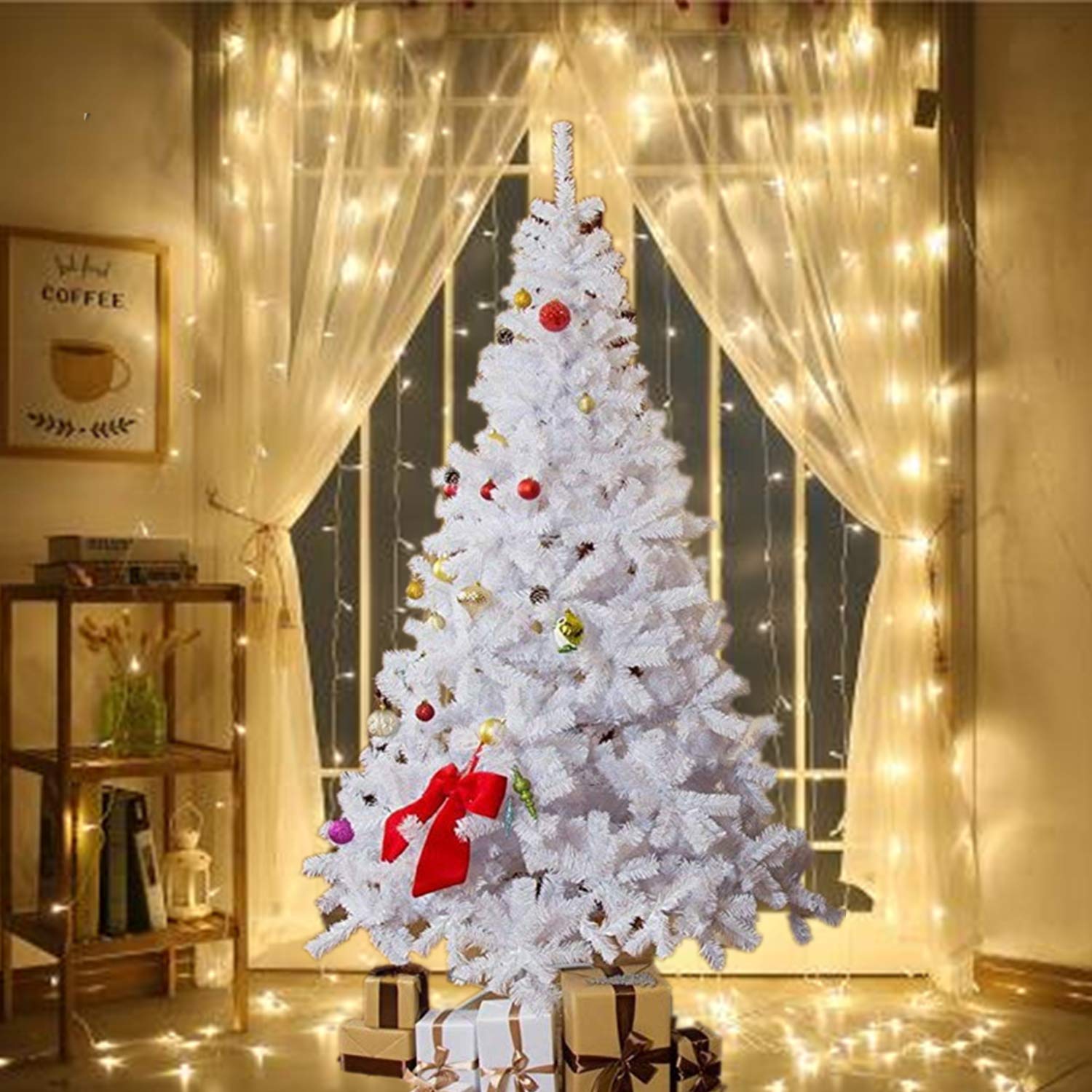 Kute Kleine Meid Die Tegen De Kerstboom Zit En Speelt Met Kerstversiering Stock Foto - Image of