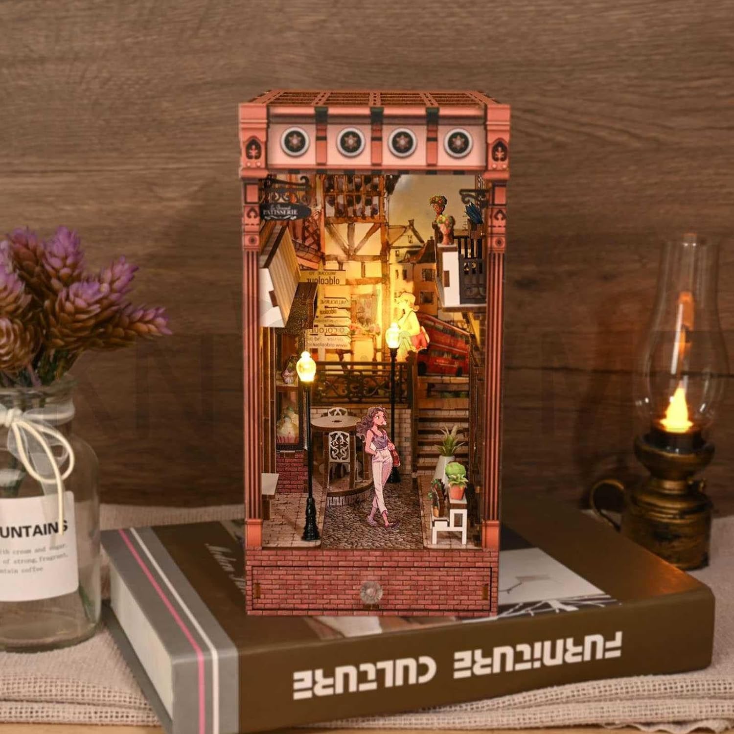 Model edukacyjny Zestaw do samodzielnego czytania książek, model 3D domek dla lalek Booknook, zestaw kreatywny podpórek do książek ze światłem LED, miniaturowe rękodzieło DIY prezenty hobby, drewniane