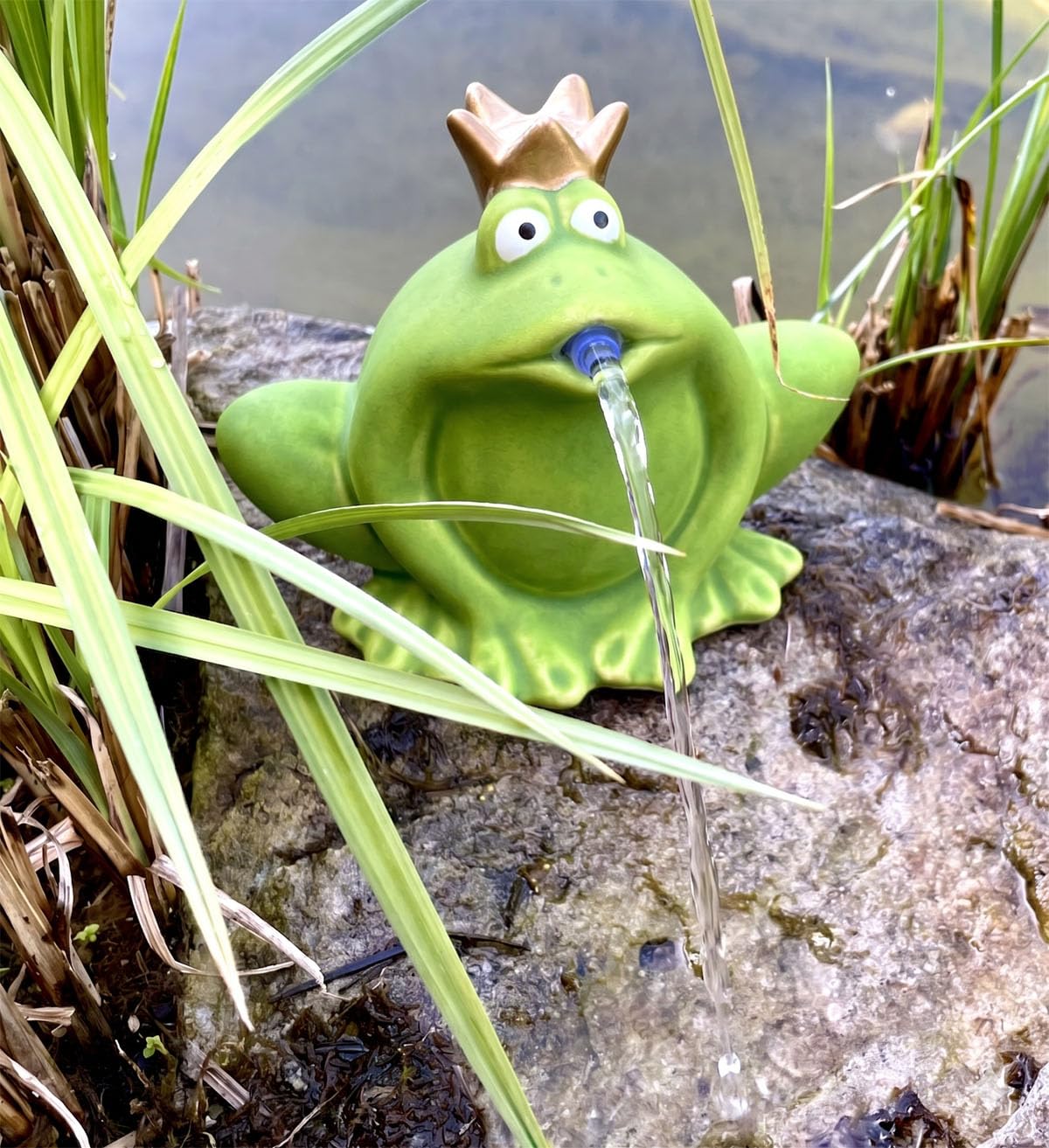 LB H&F Wasserspeier Froschkönig Miniteich mit Pumpe und Netzkabel Teichfigur aus Polyresin Frosch Deko Wasserspiel Gartenfrosch Gartenteich Terrasse/Balkon (Frosch)