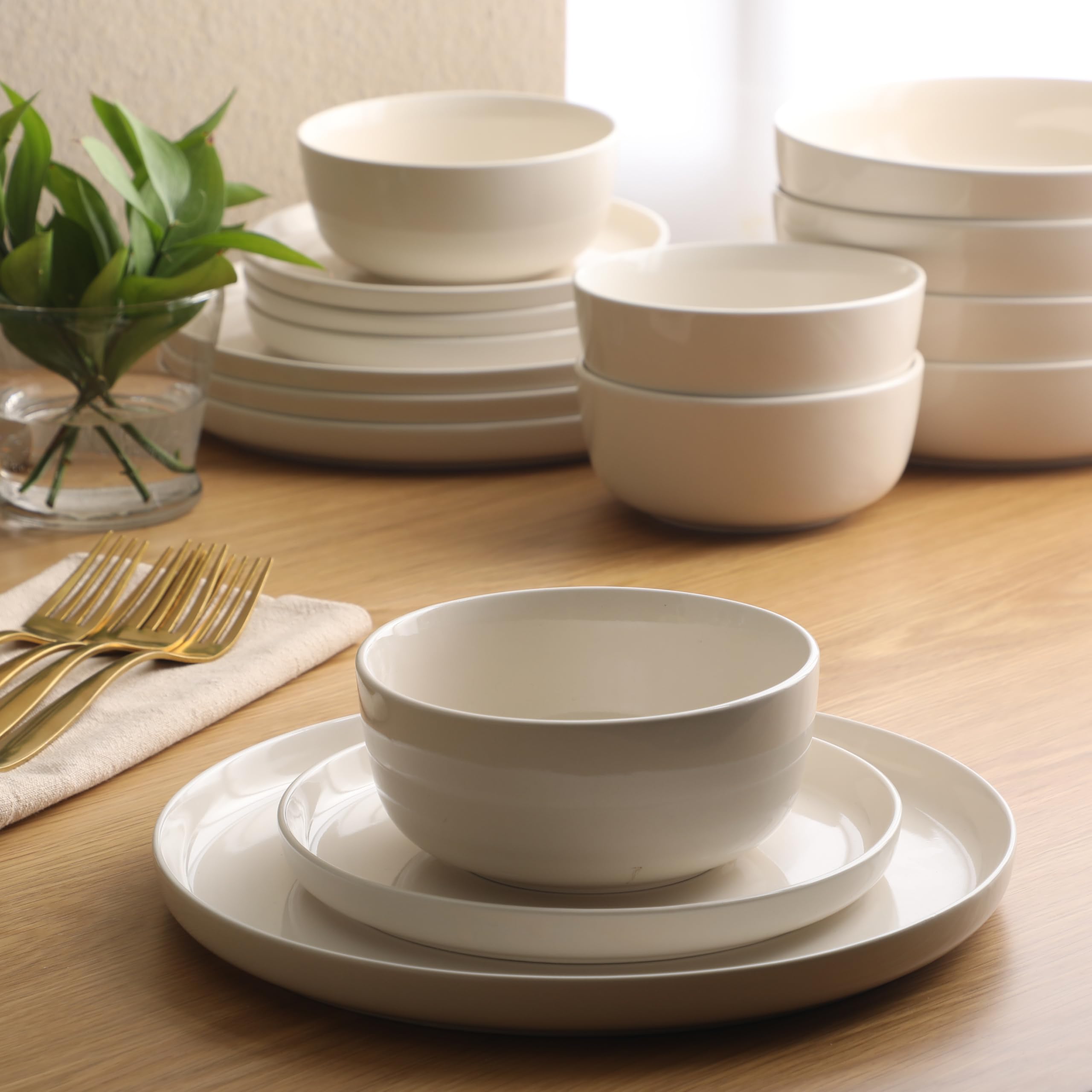Gibson Home Serenity 16-teiliges modernes Porzellan-Geschirr-Set für 4 Personen, Leinen-weiße Teller und Schüsseln, Speiseteller, Salatteller, Nudelschalen, Müslischalen