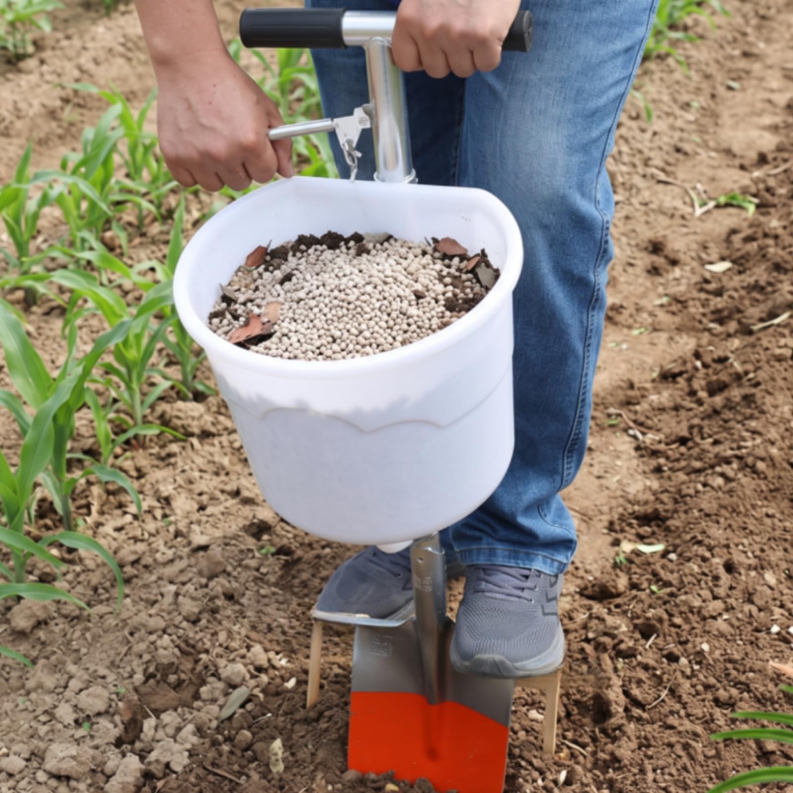 Applicatore di Fertilizzante Manuale Attrezzo per Apporto di Nutrienti Nel Terreno con Puntale Penetrante Asta Serbatoio in PP Presa Orizzontale, Modello Con Secchiello Bianco E Punta Arrotondata