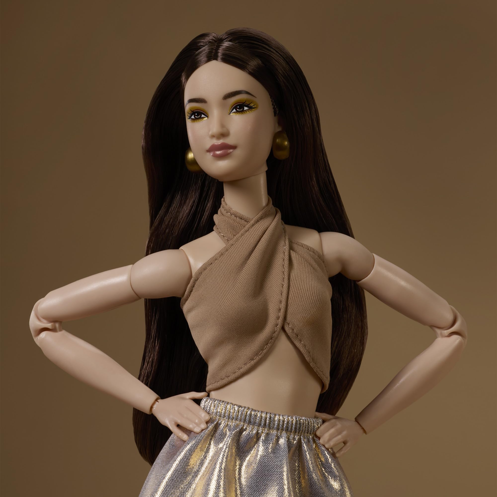 Barbie Basics Model 06 z brązowymi włosami, błyszczącą złotą spódniczką i topem, uniwersalnymi ubraniami, ruchomym ciałem, JJX25