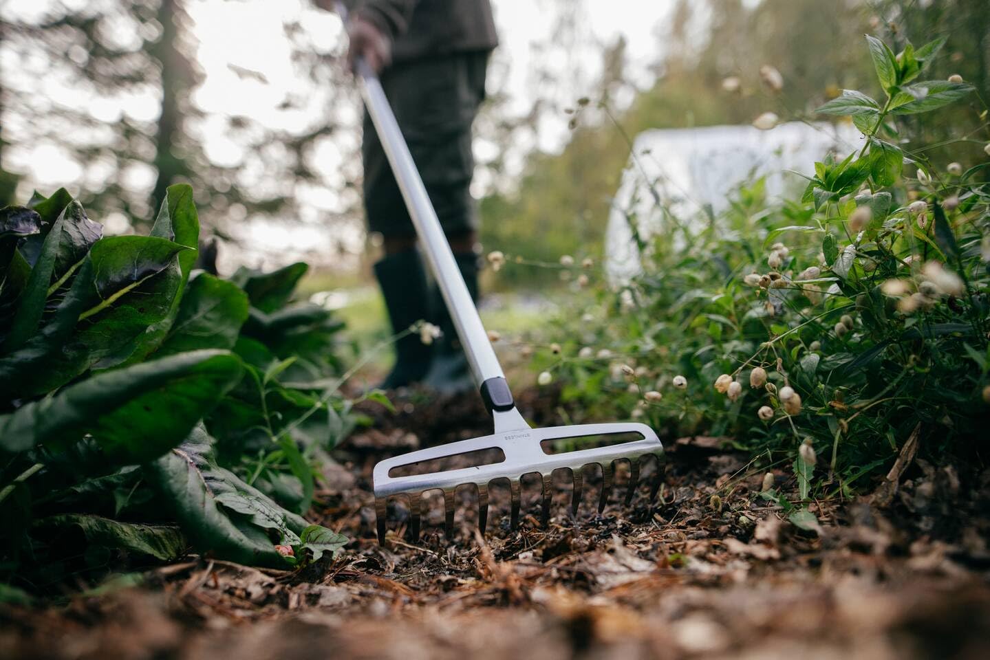Rastrello Da Giardino Fiskars Con 14 Denti - Acciaio Al Boro, Manico Alluminio, Ergonomico, Per Terreni Duri (154 Cm) - Foto 11