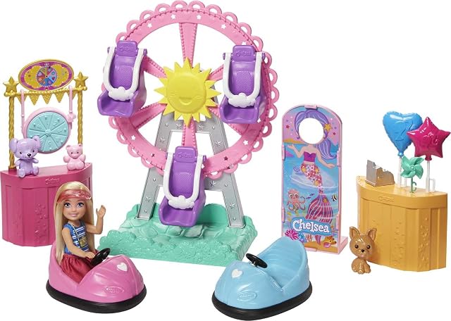 Barbie Chelsea Wesołe miasteczko Zestaw: lalka blondynka (15 cm) z ubrankiem i akcesoriami + diabelski młyn, autka i inne akcesoria do zabawy w minipark rozrywki, dla dzieci w wieku od 3 lat, GHV82