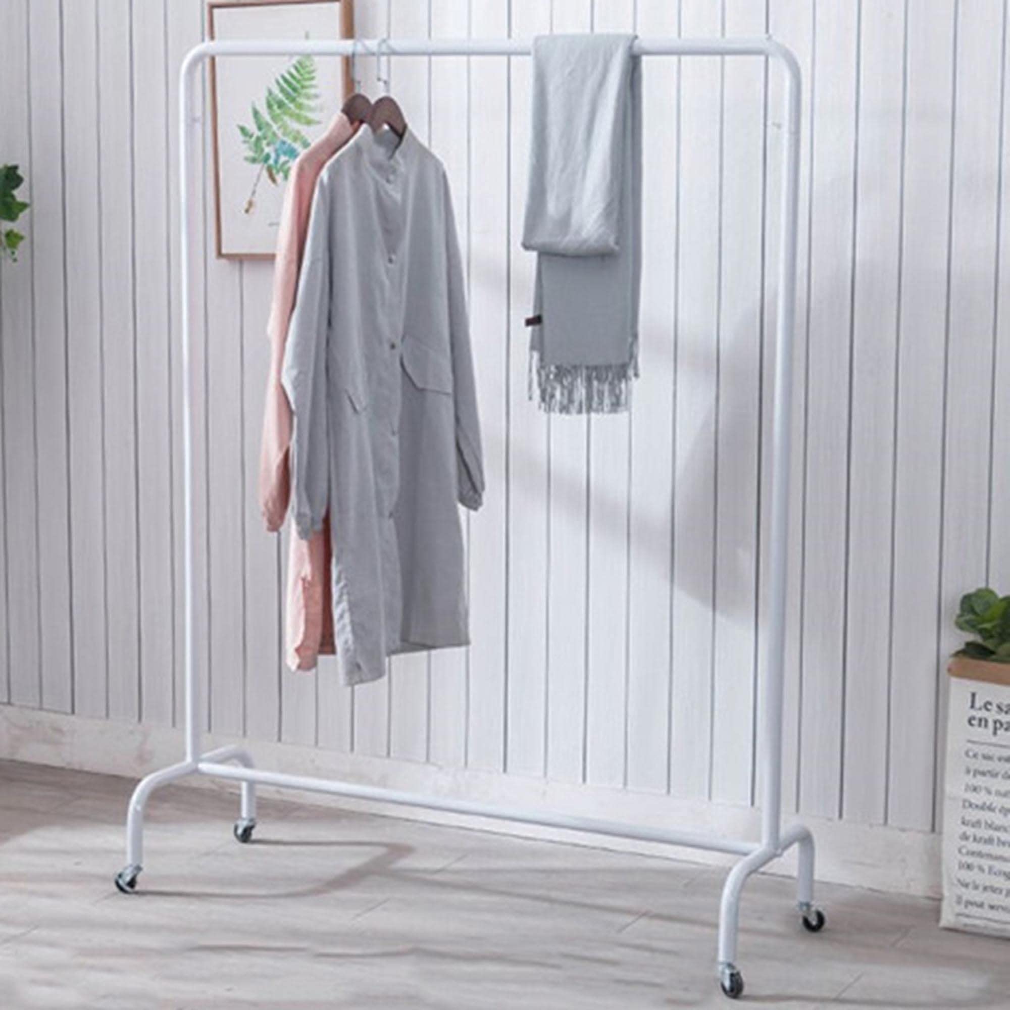 Cintre de sol en fer blanc pour organiser la chambre et ranger les vêtements