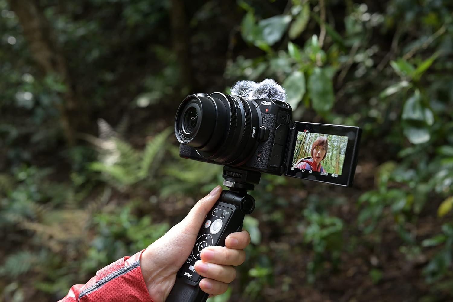 Nikon Z30 Vlogger Kit + Lexar SD 64GB 800x Fotocamera Mirrorless, CMOS DX da 20.9 MP, LCD Angolazione Variabile, Registrazione fino a 125min, Video 4K, Nero [Nital Card: 4 Anni di Garanzia] - Immagine 5