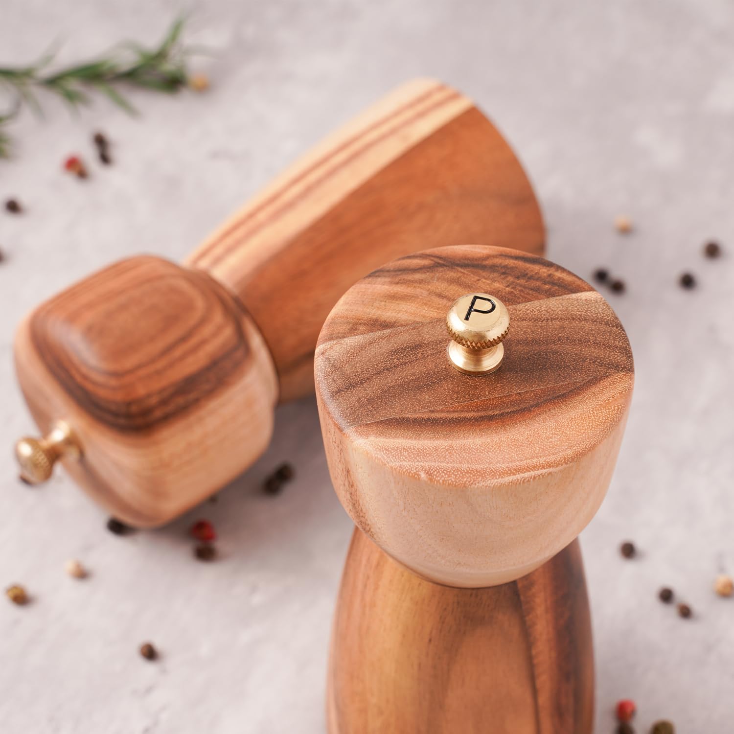 Ensemble de moulins à sel et poivre avec plateau - Moulin à sel réglable en céramique - Moulin à poivre en acier inoxydable - Bois d'acacia - Hauteur : 14 cm - Diamètre du fond : 6 cm
