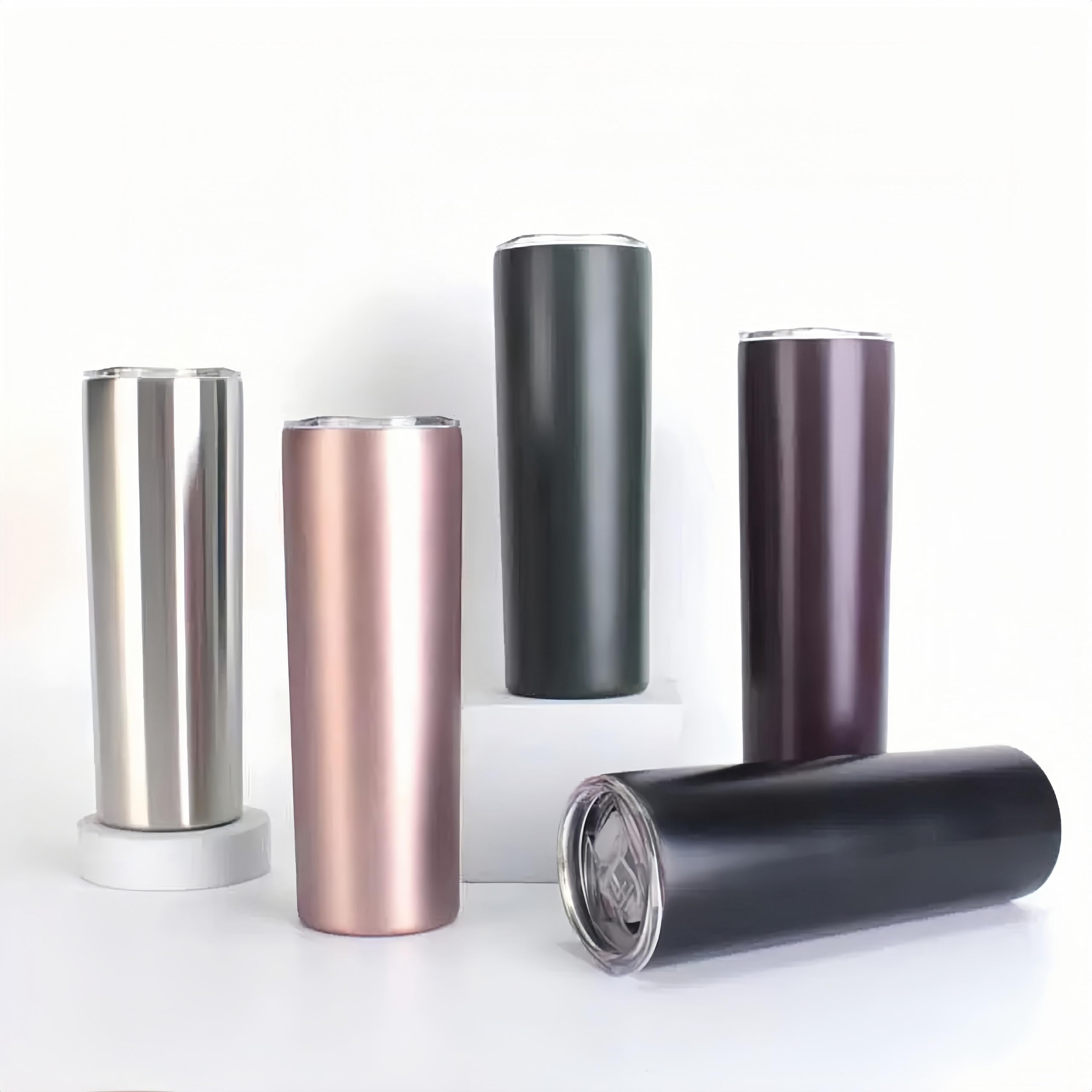 Doppelwandiger Vakuumbecher aus 18/8 Edelstahl, schmal, schmal, mit Strohhalm und Deckel, isolierter Reisebecher, hält Getränke kalt und warm (Schwarz + Weiß, 4 Stück, 590 ml)