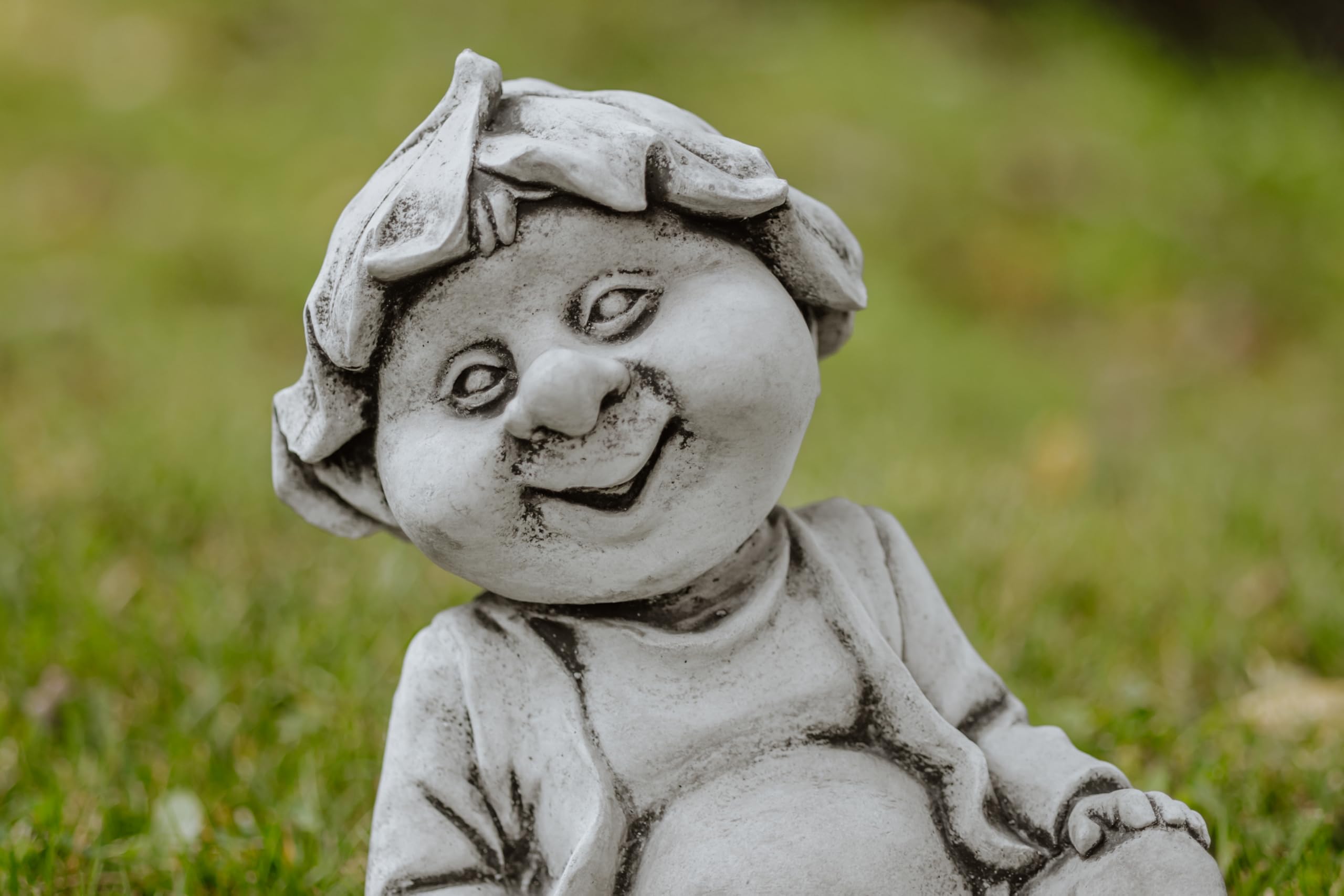 gartendekoparadies.de Steinfigur Gnom Wichtel aus Steinguss, 16 x 25 x 24 cm, Grau, 5 kg, Frostsichere Gartendekoration