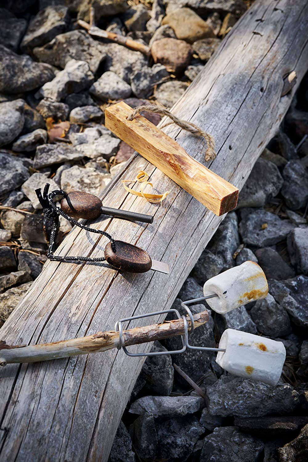 Light My Fire Survival Set Fire n Grill - Inkludiert Magnesium Feuerstarter, Camping Grill, Marshmallow Spieße und Natural Anzündholz - Kochen Zubehör - Prepper Set - Grill Outdoor und Zubehör