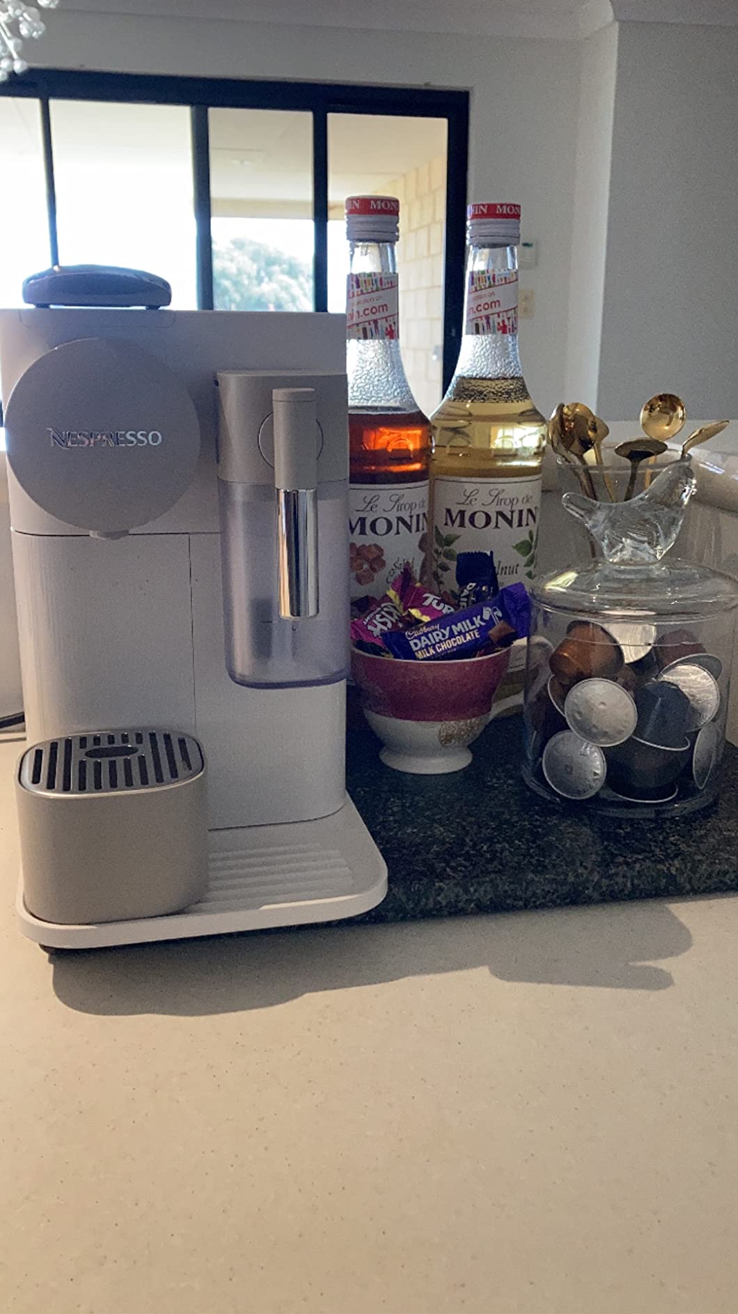 De'Longhi Nespresso Lattissima One, Capsule Coffee Machine, EN500W